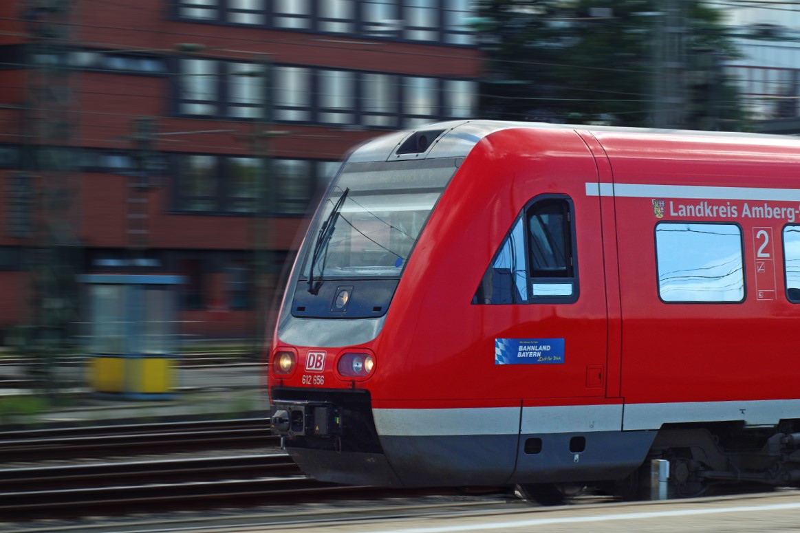 Mal eine etwas andere Bearbeitung mit Photoshop...
BR 612 656 verlässt als RB nach Hersbruck(rechts der Pegnitz) den Bahnhof Nürnberg Hbf. Das Bild entstand am 19.08.2017 im Sommerurlaub.