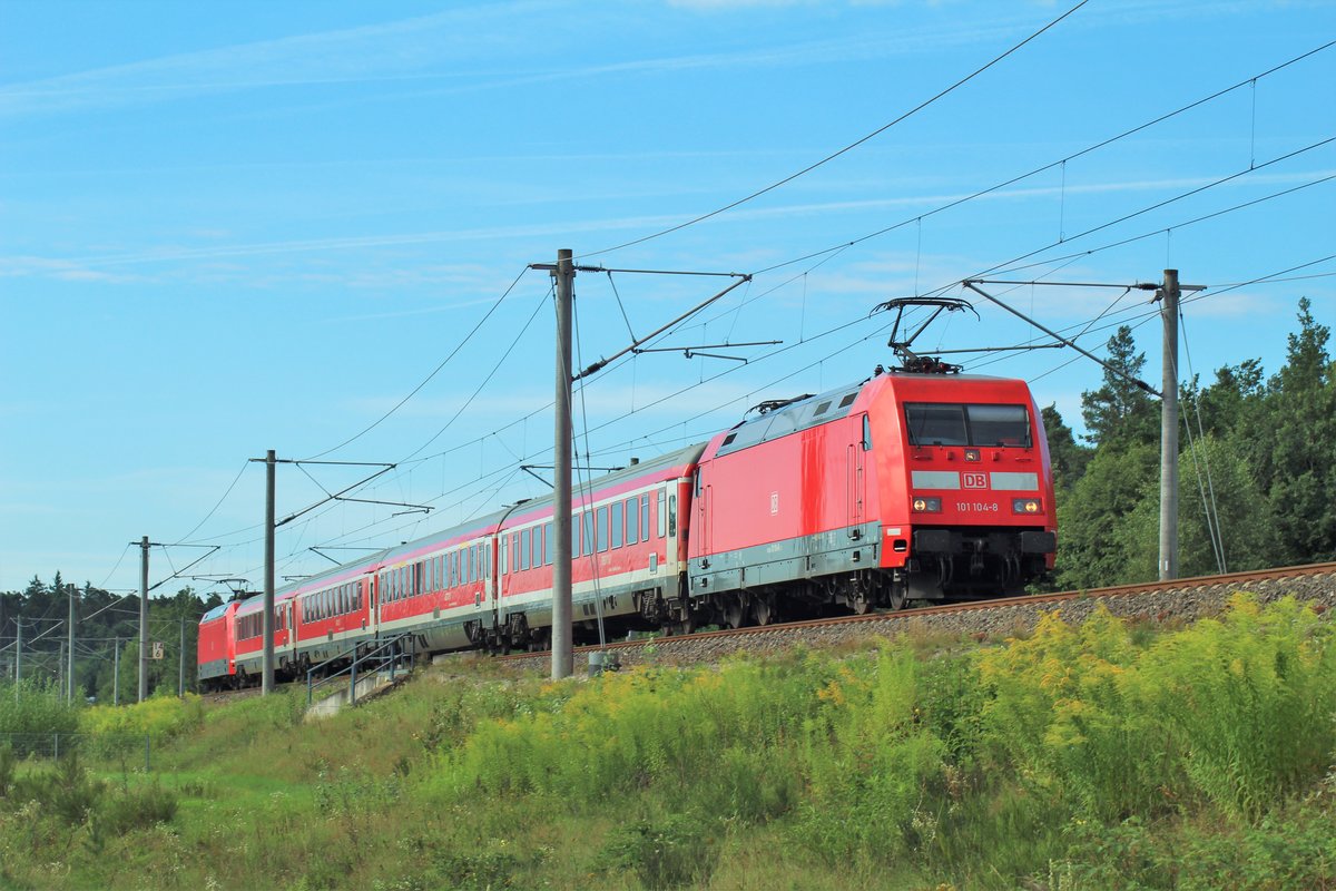 Mal was anderes, nicht aus der Heimat... Hier durchf�hrt die BR 101 in  Sandwich -Formation N�rnberg-Feucht als M�nchen-N�rnberg-Express nach N�rnberg Hbf. Das Bild entstand am 14.08., auf der Fahrt in den Urlaub.