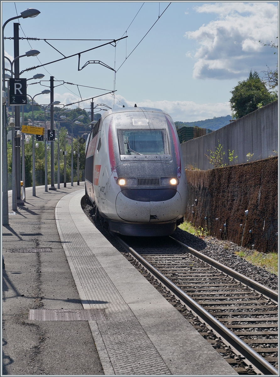 Man meint fast, dem TGV Rame 4722 anzusehen, wie er schwitzt, als er nach dem Halt in Bellegarde-sur-Valserine in dem kurvenreichen und in der Steigung  befindlichen Bahnhof als TGV Lyria 9768 Bellegarde-sur-Valserine in Richtung Paris verlässt. 

Die Bahnstrecke Bellegarde nach Bourg-en-Bresse führt durch den Jura, ist eingleisig und erlaubt häufig nicht mehr als 90 km/h, mit einigen Ausnahmen von Vmax 120. Trotzdem wurde die mit bis zu 35 Promille steile Strecke für die TGV Züge nach Paris 2010 wieder hergerichtet. Sie erlaubt immerhin, 47 km  Umweg  via Ambérieu einzusparen. 

26. August 2024