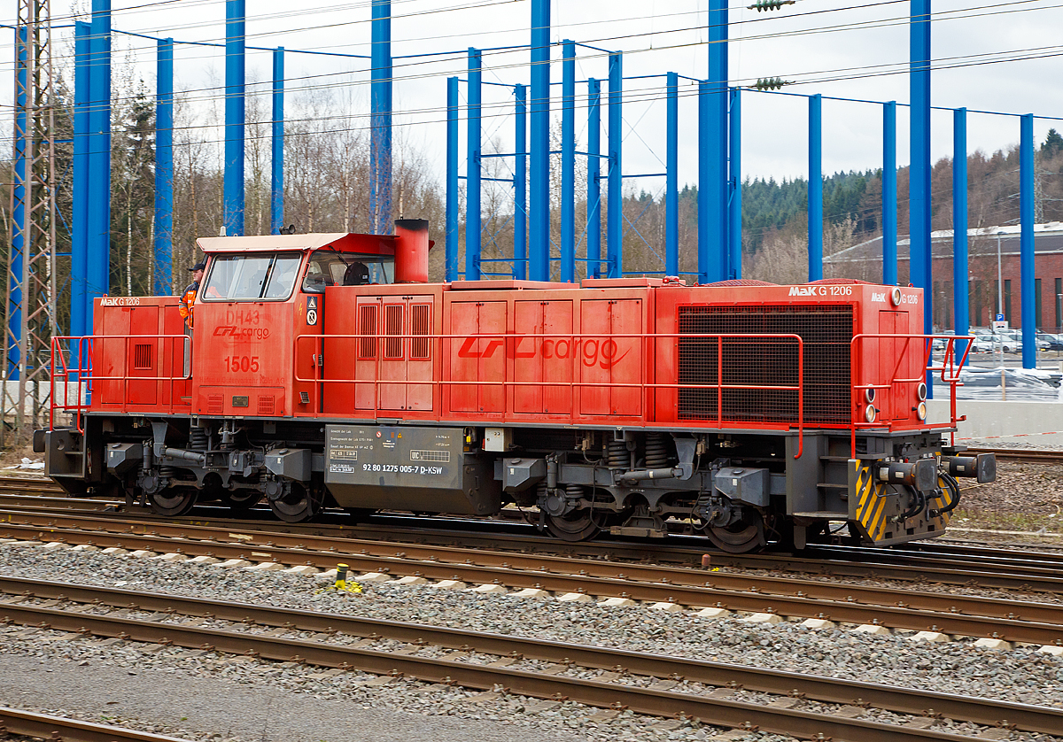 
Man sieht der ehemaligen Luxemburgerin ihre vielen Einsatzorte an....

Die 275 005-7 (92 80 1275 005-7 D-KSW) der Kreisbahn Siegen-Wittgenstein (KSW) fährt am 17.03.2017 in Kreuztal vom Gbf zum Abstellbereich.

Die MaK G 1206  wurde von Vossloh in Kiel unter der Fabriknummer 1001025 für Locomotion Capital Ltd., gebaut.

Ihre Stationen als Mietlok waren Unteranderem:
2000 bis 2003 für die Häfen und Güterverkehr Köln AG als HGK DH 43 bzw. HGK DH 51 
2004 für die NEG - Norddeutsche Eisenbahngesellschaft mbH 
2006 bis 2013 für die CFL Cargo S. A., als CFL Cargo 1505 (92 82 0001 505-7 L-CFLCA)
2014 für die HGB Hessische Güterbahn GmbH in Buseck (92 82 0001 505-7 L-HGB)
2015 bis 2016 CFL Cargo Deutschland GmbH als 1505 (92 80 1275 005-7 D-CFLCA)
2016 für die AVG - Albtal-Verkehrs-Gesellschaft mbH
Und nun 2017 ist sie bei der Kreisbahn Siegen-Wittgenstein (KSW). Die NVR-Nummer 92 80 1275 005-7 D- ist zweimal vergeben, die Vossloh Fabriknummer 5001629 trägt die gleiche NVR-Nummer, war wohl ein Fehler bei der Vergabe.