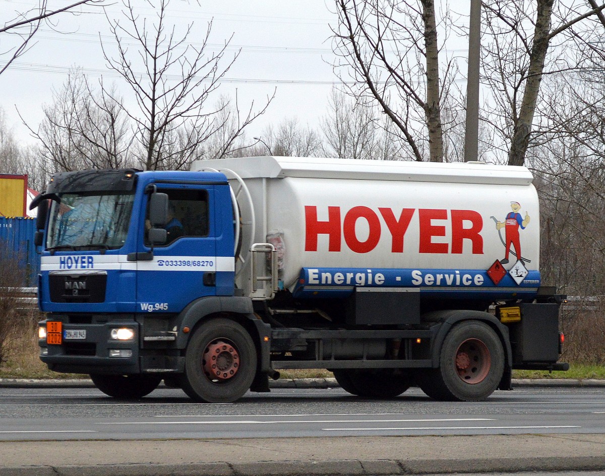 Hoyer-LKW auf Autobahn redaktionelles bild. Bild von schlepper - 127447490