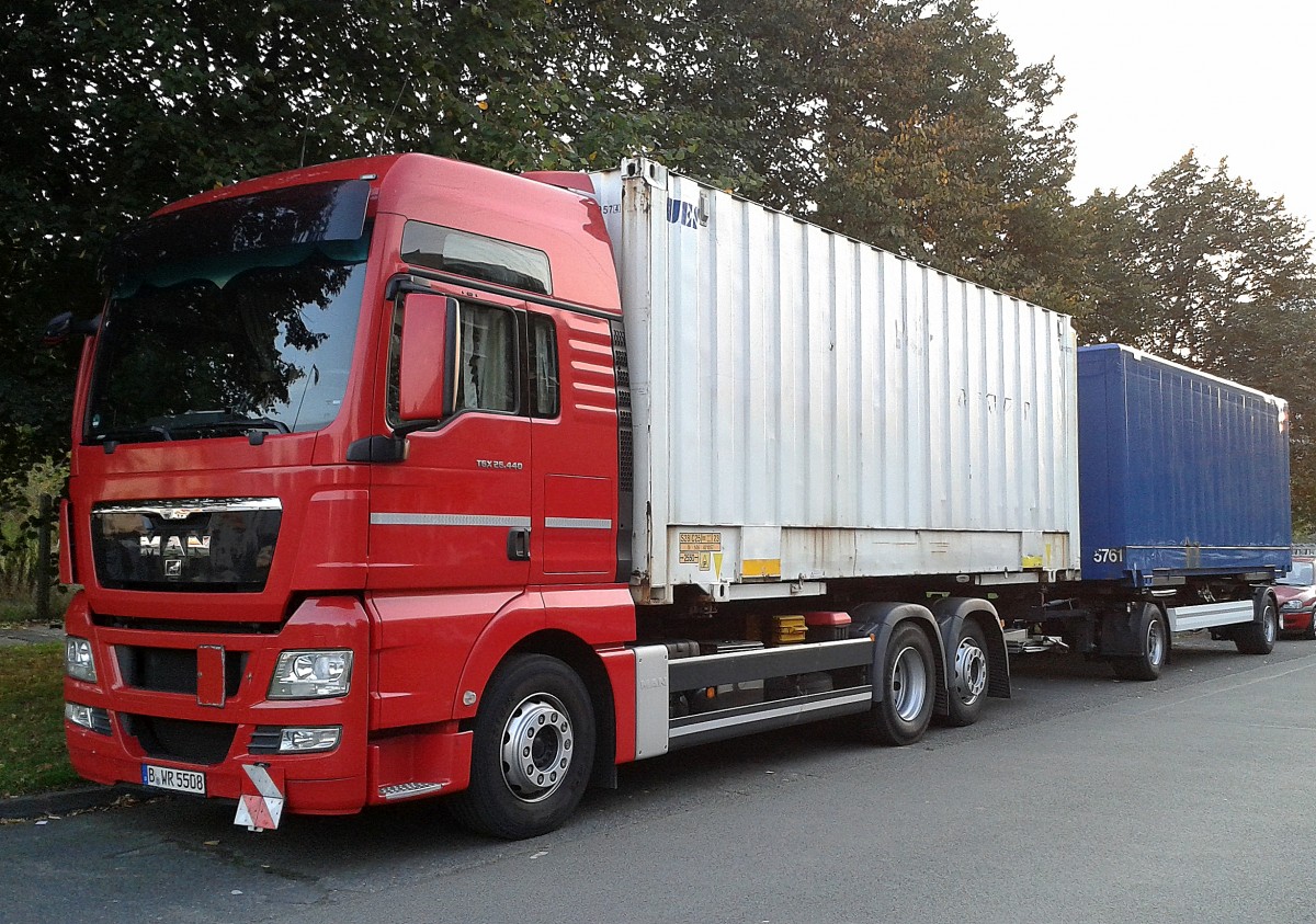 MAN TGX 26.440 Wechsellader + Hänger mit Container am 06.10.14 Berlin-Pankow.