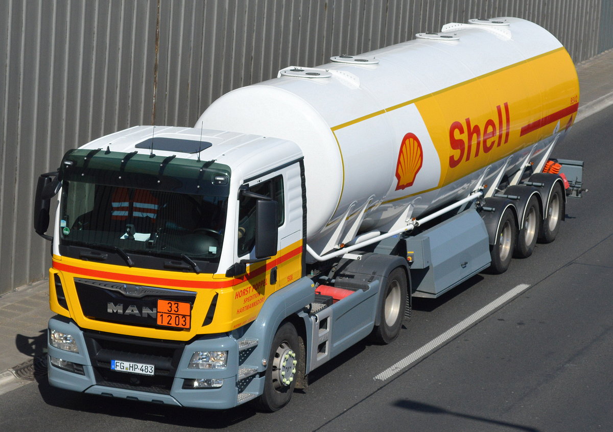 MAN Zugmaschine der Sped. HORST POPPEL mit Tankauflieger im Aiftrag von Shell (UN-Nr. 33/1203 = Benzin) am 21.04.16 Berliner Stadtautobahn Höhe Knobelsdorffstr.