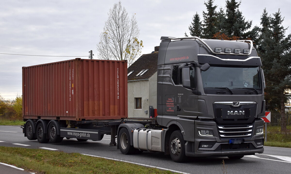 Maya GmbH mit einem Containerträger-Sattelzug mit MAN TGX 18.510 Zugmaschine am 04.11.25 Bahnübergang Bahnhof Rodleben.