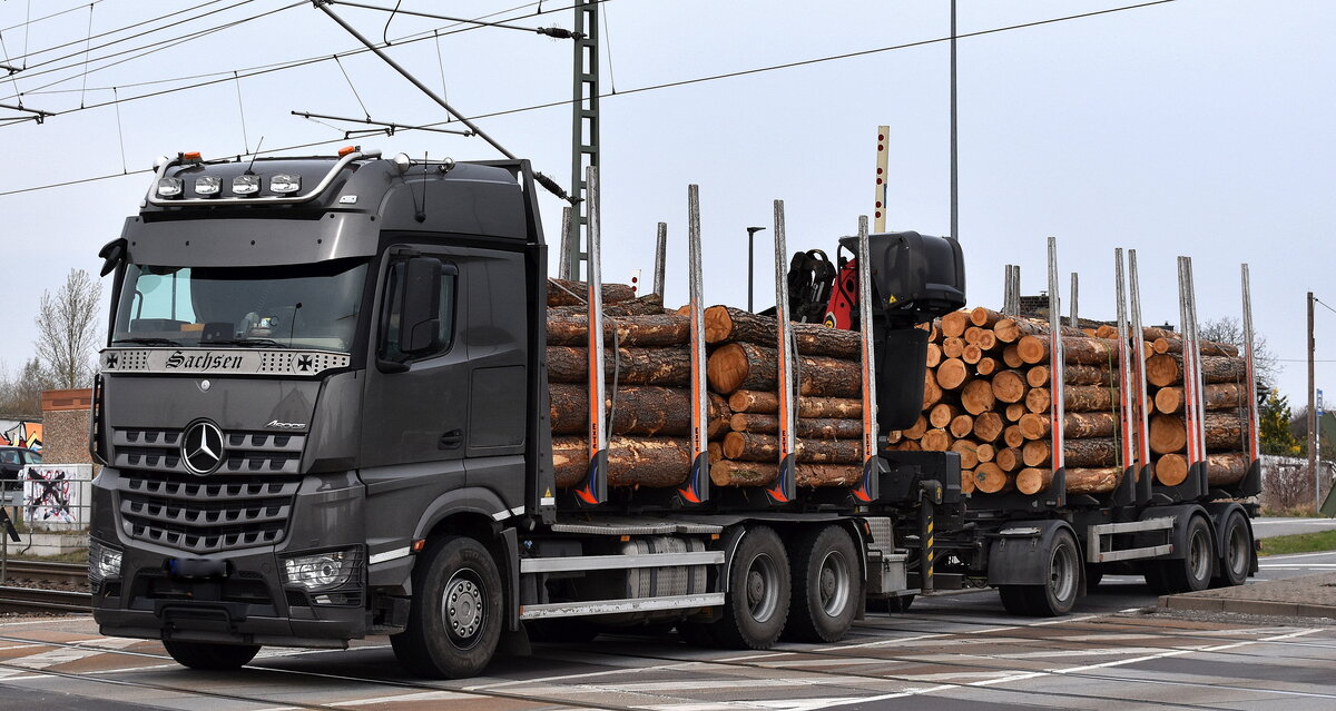 MB AROCS Holzstammtransporter (Selbstlader) + Hänger aus Sachsen am 24.03.26 Bahnübergang Rodleben. 