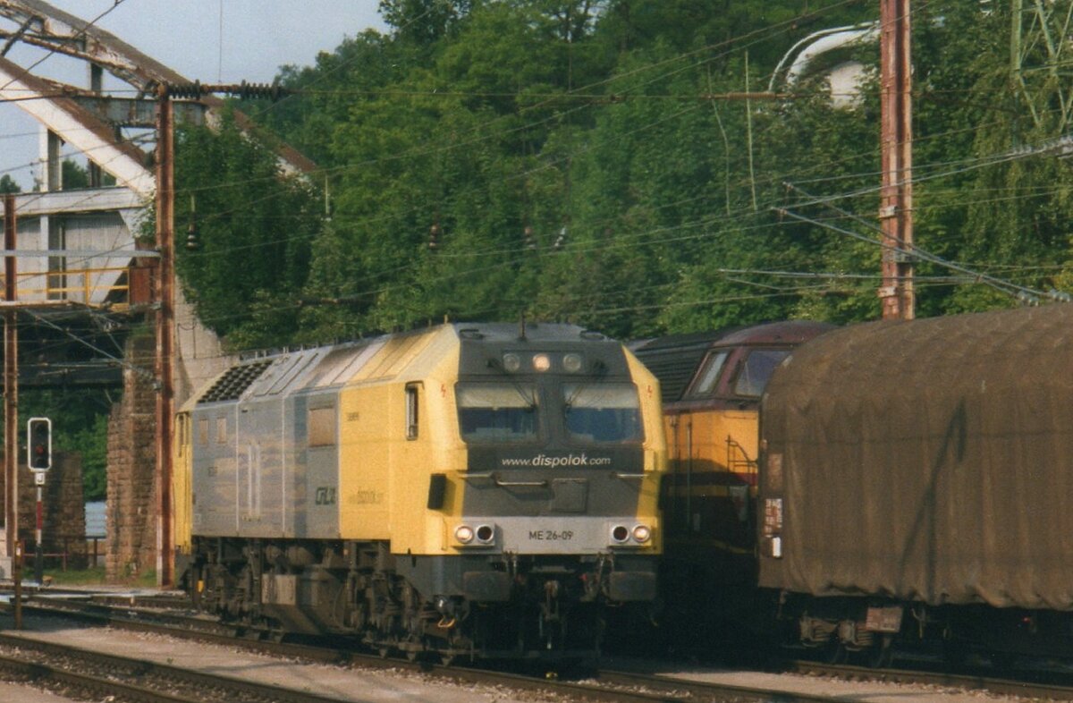 ME 26-09 der CFL Cargo steht am 20 Mai 2004 in Esch-sur-Alzette. Sechs ex-NSB Di.6 wurden von CFL Cargo bei Siemens Dispolok gemietet um ein Hiatus ins Diesellokpark zu füllen -und die Diesels wurden freigemacht 'dank' der Debakel der Di.6er. Nach eini9ge Jahre wurden die Riese ersetzt von G1206 Loks vom MaK bevor CFL Cargo elf Stück der DE-18 bestellte. Das einstige Stahlwerck von Esch-sur-Alzette ist leider komplett von der Erdbodem verschwunden und auch dass macht dieser Bild ein Blick in die Vergangenheit.
 In Deutschland kann Mann diese Dieselloks noch unter der Nummer reihe 251 geniessen.