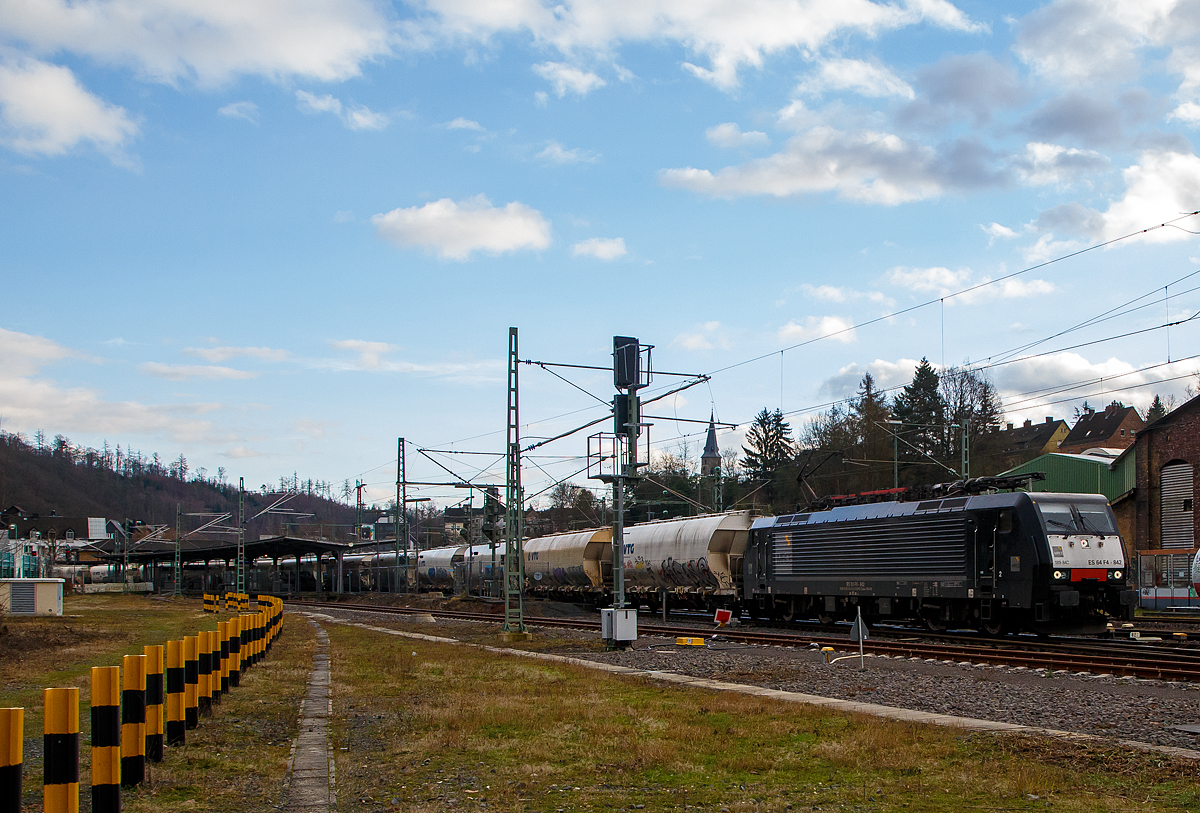 Mein erster Güterzug im neuen Jahr...
Die an die Retrack (ein Tochterunternehmen der VTG) vermietete MRCE Dispolok E 189-842 bzw. ES 64 F4 - 842 oder 189 842-8 (91 80 6189 842-8 D-DISPO Class 189-VM) fährt am 02.01.2022  mit dem Zuckerzug (VTG Trichtermittenentladewagen der Gattung Uagnpps) durch Betzdorf (Sieg) über die Siegbrücke in Richtung Köln. 

Die Siemens EuroSprinter wurde 2010 von Siemens in München unter der Fabriknummer 21618 gebaut. Von 2012 bis 2016 fuhr die Lok im im Farbkleid der PKP Cargo als EU45-842.

Die BR 189 (Siemens ES64F4) hat eine Vier-Stromsystem-Ausstattung. Sie ist in allen vier in Europa üblichen Bahnstromsystemen einsetzbar.
Diese hier hat die Variante M (Class 189-VM) und besitzt die Zugbeeinflussungssysteme LZB/PZB, SHP und Mirel für den
Einsatz in Deutschland, Österreich, Polen, Tschechien, Slowakei, Ungarn, Slowenien, Kroatien und Rumänien.

Die Stromabnehmerbestückung ist folgende:
• Pos. 1: DE, AT, NL (AC), DK, CZ (AC), HR (AC), HU, RO
• Pos. 2: IT, SI, HR (DC)
• Pos. 3: NL (DC), CZ (DC), FR (DC), SK, LU (DC)
• Pos. 4: PL
