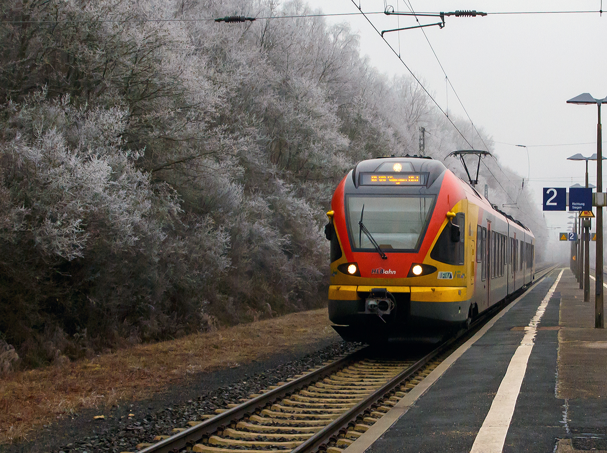 
Mein erstes Bahnbild im neuen Jahrzehnt....
Der dreiteilige Stadler FLIRT 427 542 / 427 042 der HLB (Hessische Landesbahn) fährt am 02.01.2020, als RE 99 (Gießen - Siegen), bei leichtem Frost durch Dillbrecht in Richtung Siegen. 
