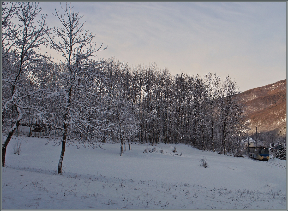 Mein erstes Winterbild diesr Saisopn mit echtem Schnee stammt aus dem Valle Vigezzo und zeigt dein Treno Panoramico D 47 P der SSIF Ferrovia Vigezzina bei der Durchfahrt in Gagnone Orcesco auf dem Weg von Domodossola nach Locarno.
8. Jan. 2016