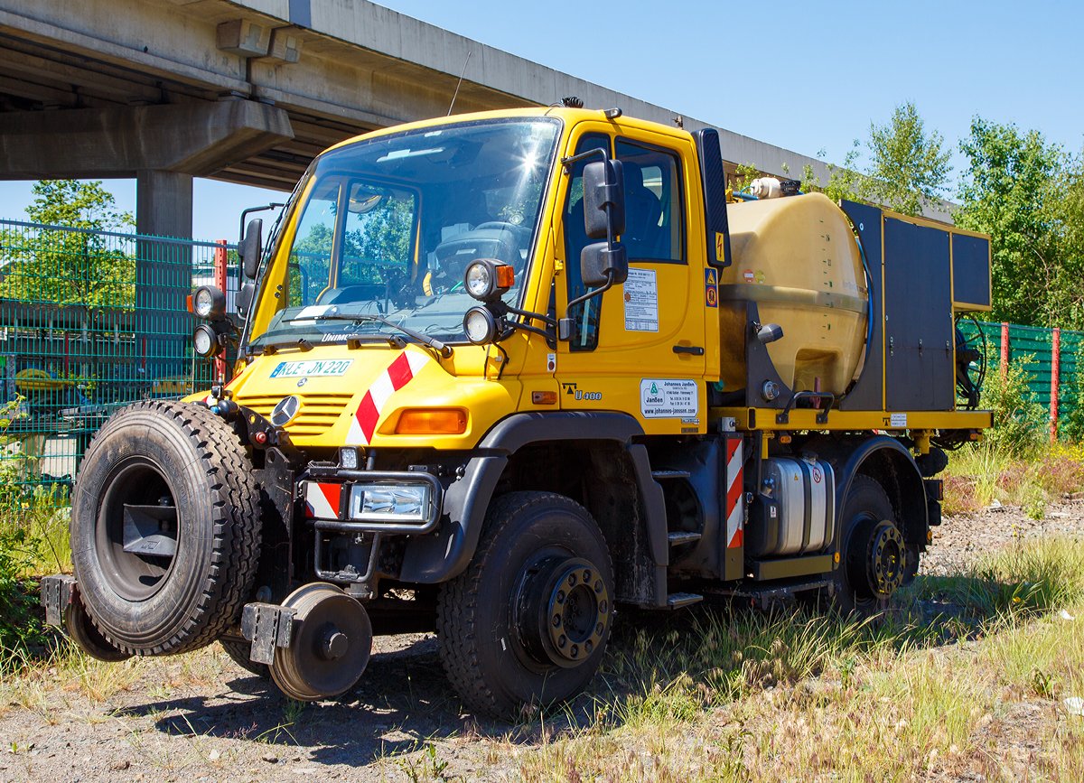 
Mercedes-Benz/Zagro Zweiwege Unimog U 400 (Kleinwagen Nr. 99 80 9907 011-7) mit Aufbau-Spritze JJ-D 1101 der Firma Johannes Janßen GmbH & Co. KG (Kalkar-Niedermörmter) abgestellt am 04.06.2015 in Siegen-Geisweid

Technische Daten:
Fahrzeug Hersteller/Typ: Mercedes-Benz Unimog U 400 
Zweiwegeeinrichtung Hersteller: ZAGRO Bahn- und Baumaschinen GmbH
Baujahr: 2011
Eigengewicht: 8,4 t
Nutzlast: 3,59 t
Spurweite Schiene: 1.435 mm (Normalspur)
Spurweite Straße: 1.435 mm (durch Spezialbereifung)
Bremse: KfZ-Bremse
Zur Mitfahrt zugel. Personenanzahl: 1
Höchstgeschwindigkeit Straße: 80 km/h
Höchstgeschwindigkeit Schiene: 25 km/h 