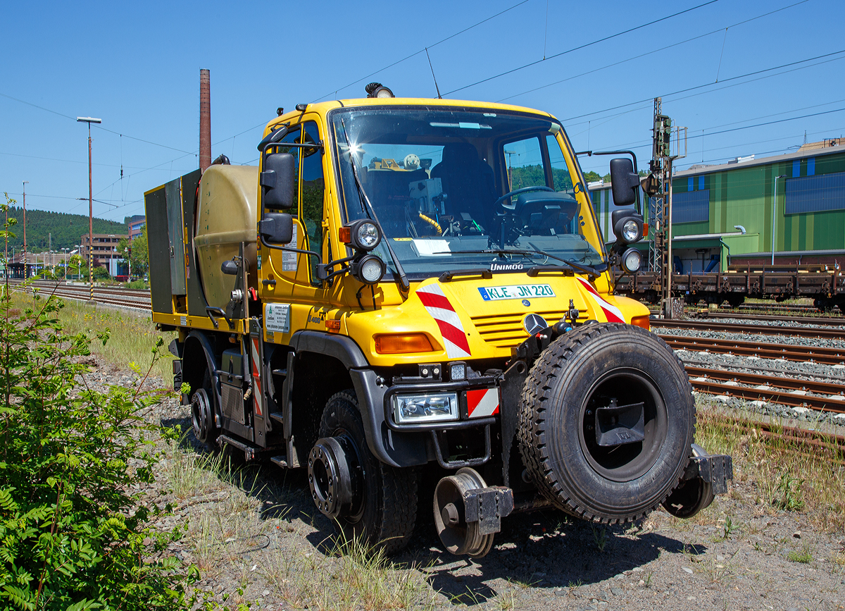 
Mercedes-Benz/Zagro Zweiwege Unimog U 400 (Kleinwagen Nr. 99 80 9907 011-7) mit Aufbau-Spritze JJ-D 1101 der Firma Johannes Janßen GmbH & Co. KG (Kalkar-Niedermörmter) abgestellt am 04.06.2015 in Siegen-Geisweid

Technische Daten:
Fahrzeug Hersteller/Typ: Mercedes-Benz Unimog U 400 
Zweiwegeeinrichtung Hersteller: ZAGRO Bahn- und Baumaschinen GmbH
Baujahr: 2011
Eigengewicht: 8,4 t
Nutzlast: 3,59 t
Spurweite Schiene: 1.435 mm (Normalspur)
Spurweite Straße: 1.435 mm (durch Spezialbereifung)
Bremse: KfZ-Bremse
Zur Mitfahrt zugel. Personenanzahl: 1
Höchstgeschwindigkeit Straße: 80 km/h
Höchstgeschwindigkeit Schiene: 25 km/h 