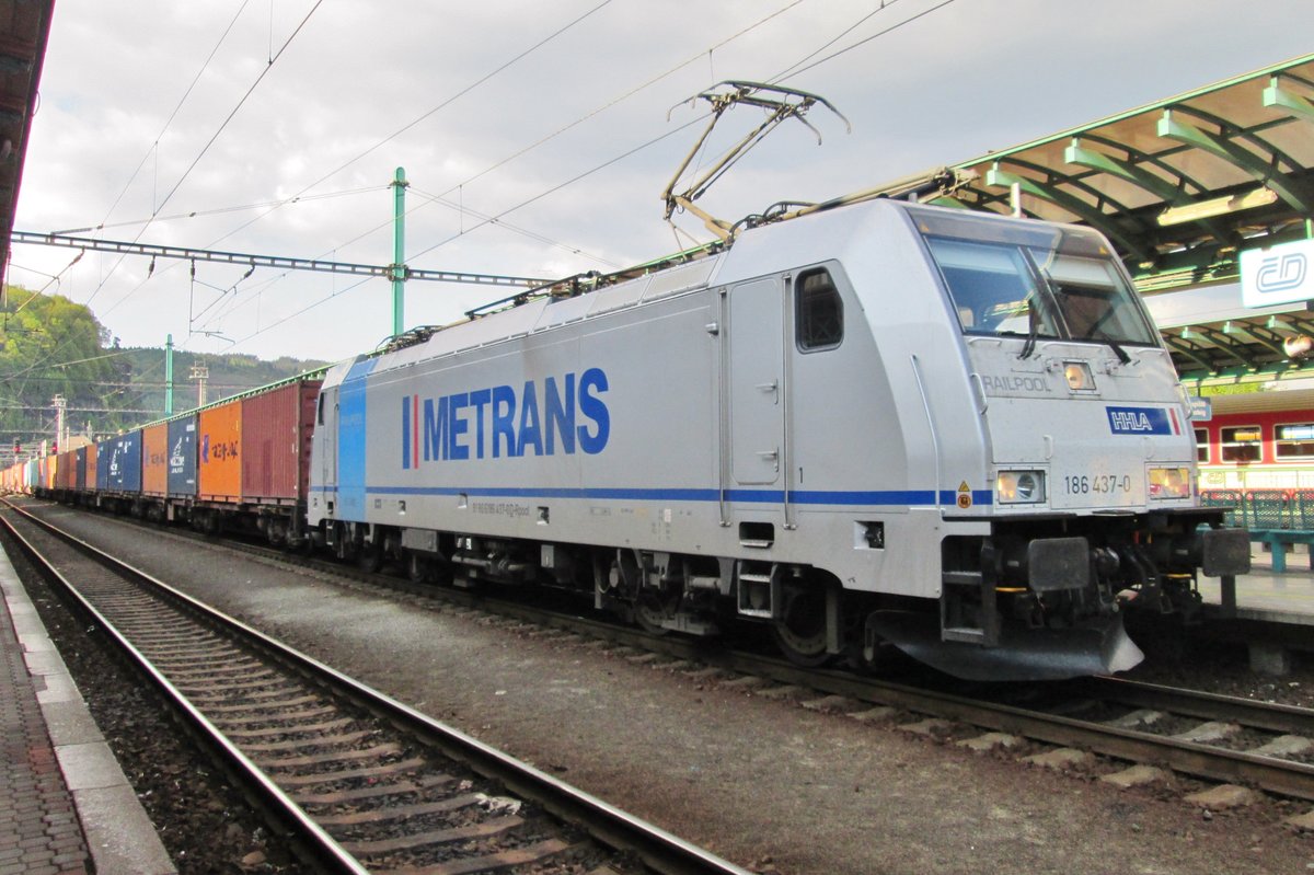Metrans 186 437 pausiert eine Minute (Lokf�hrerwechsel) in Decin hl.n. am 6 April 2017.