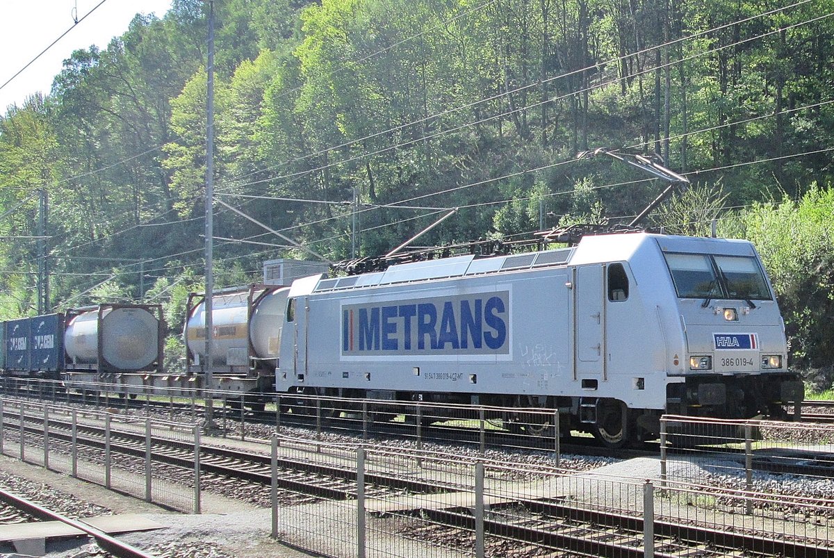 Metrans 386 019 durchfahrt am sonnigen 10 April 2017 Bad Schandau.