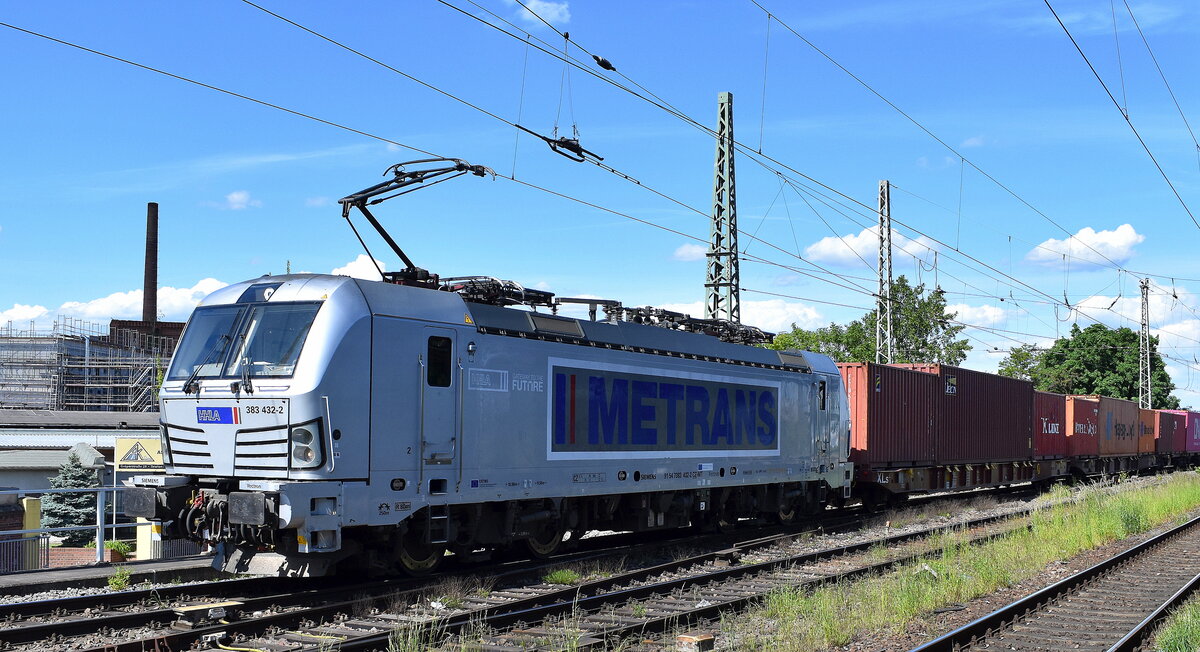 METRANS a.s., Praha [CZ] mit ihrer Vectron  383 432-2  [NVR-Nummer: 91 54 7383 432-2 CZ-MT] und einem Containerzug am 18.05.26 H�he Bahnhof Magdeburg-Neustadt.