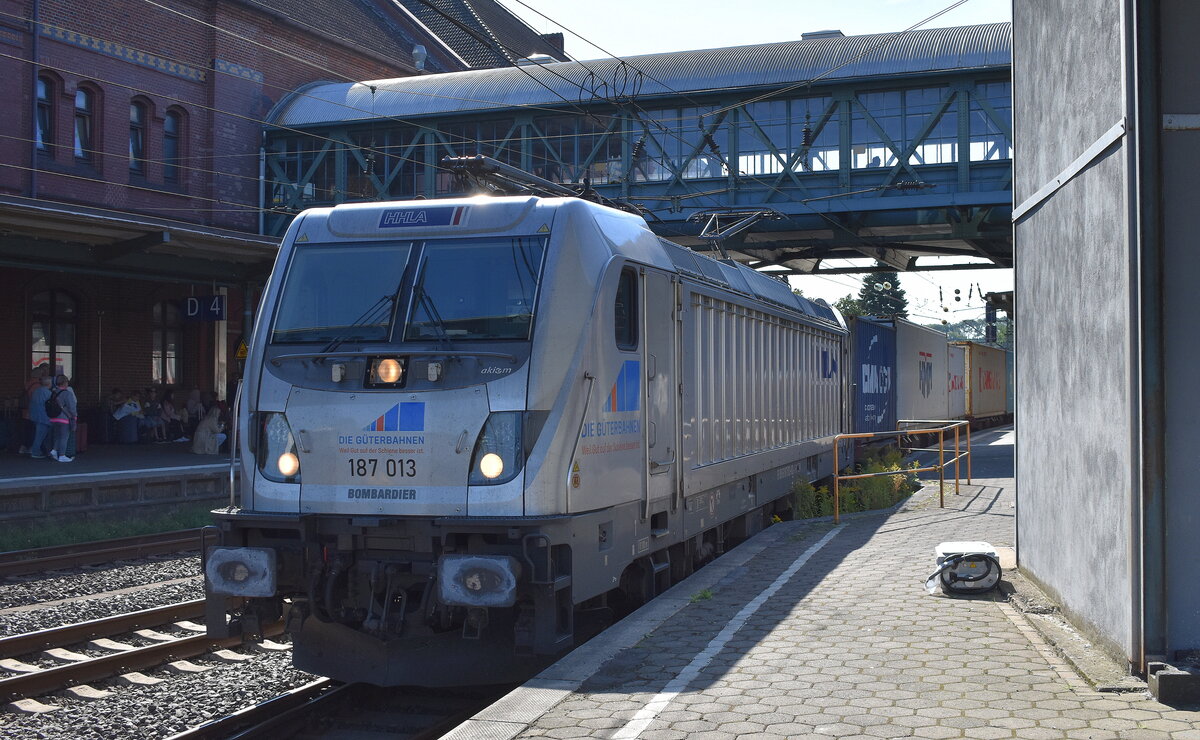 METRANS Rail (Deutschland) GmbH, Leipzig [D] mit der geleasten Akiem Lok   187 013  [NVR-Nummer: 91 80 6187 013-8 D-AKIEM] und einem Containerzug am 27.08.26 Durchfahrt Bahnhof Hamburg-Harburg Richtung Hamburger Hafen.