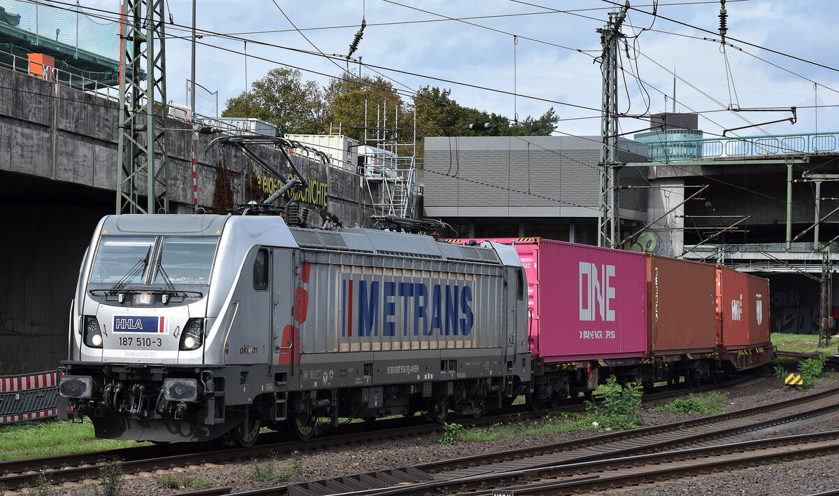 METRANS Rail (Deutschland) GmbH, Leipzig [D] mit der geleasten Akiem Lok  187 510-3   [NVR-Nummer: 91 80 6187 510-3 D-AKIEM] verl�sst mit einem Containerzug den Hamburger Hafen am 08.09.26 H�he Bahnhof Hamburg Harburg.