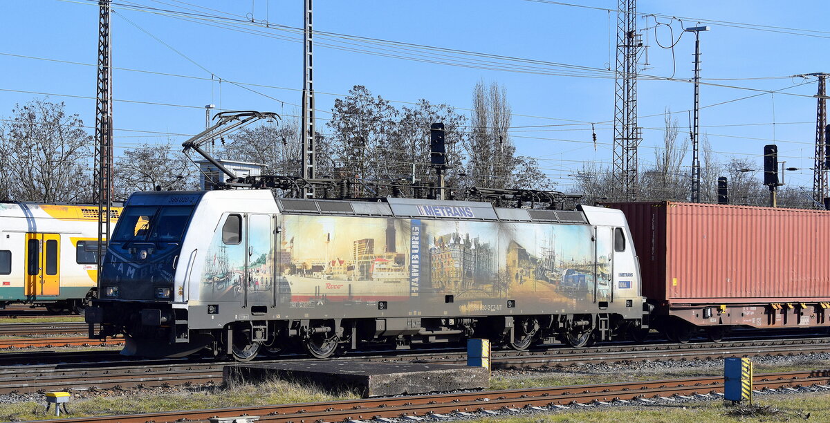 METRANS Rail s.r.o., Praha [CZ] mit ihrer stark verschmutzten  386 020-2  [NVR-Nummber: 91 54 7386 020-2 CZ-MT] und einem Containerzug am 04.03.25 Höhe Bahnhof Frankfurt (Oder).