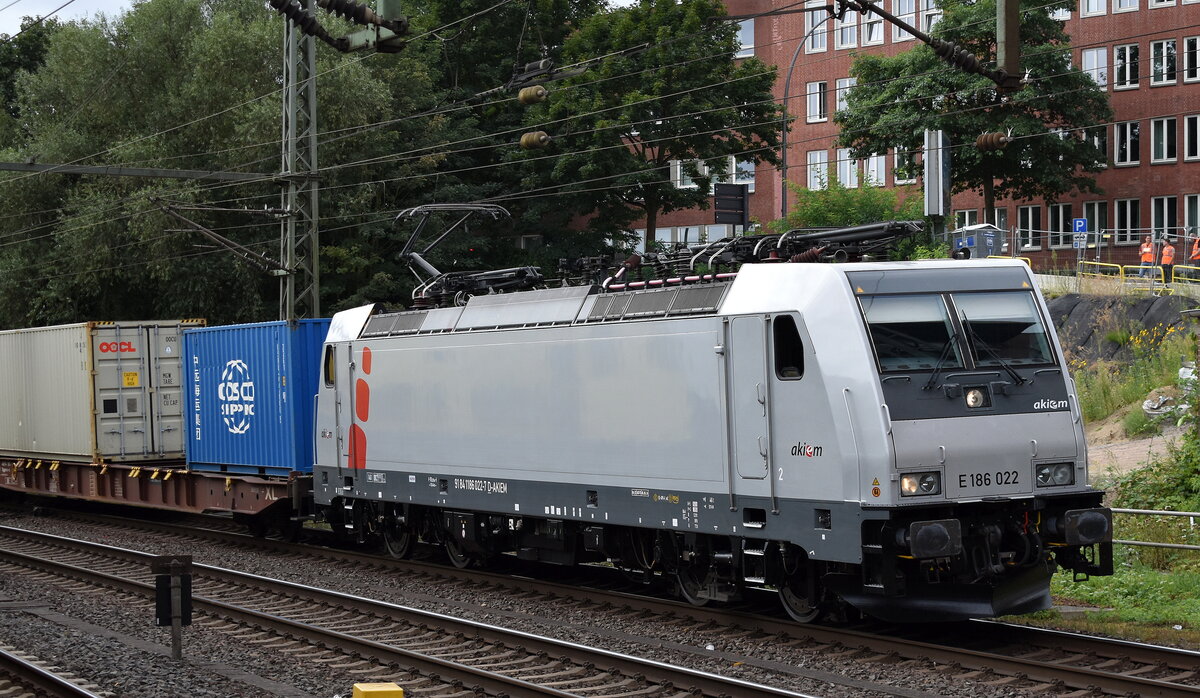 METRANS Rail s.r.o. Praha [CZ] mit der geleasten Akiem Lok  E 186 022  [NVR-Nummer: 91 84 1186 022-7 NL-AKIEM] und einem Containerzug Richtung Hamburger Hafen am 07.08.26 H�he Bahnhof Hamburg-Harburg.
