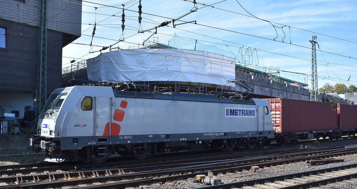 METRANS Rail s.r.o. Praha [CZ] mit der geleasten Akiem Lok  E 186 027  [NVR-Nummer: 91 84 1186 027-6 NL-AKIEM] und einem Containerzug verl�sst den Hamburger Hafen am 27.08.26 H�he Bahnhof Hamburg-Harburg.