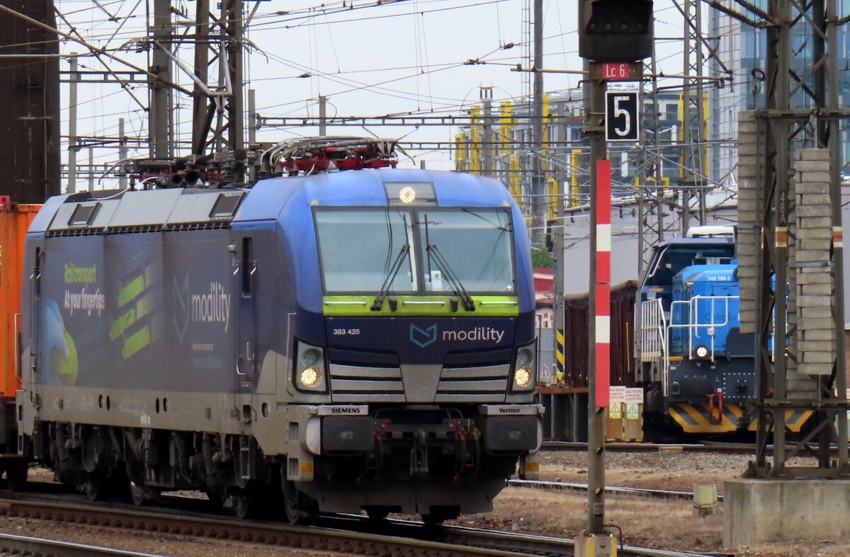Metrans Werbevectron 383 425 steht am 8 Mai 2024 in Praha-Liben.