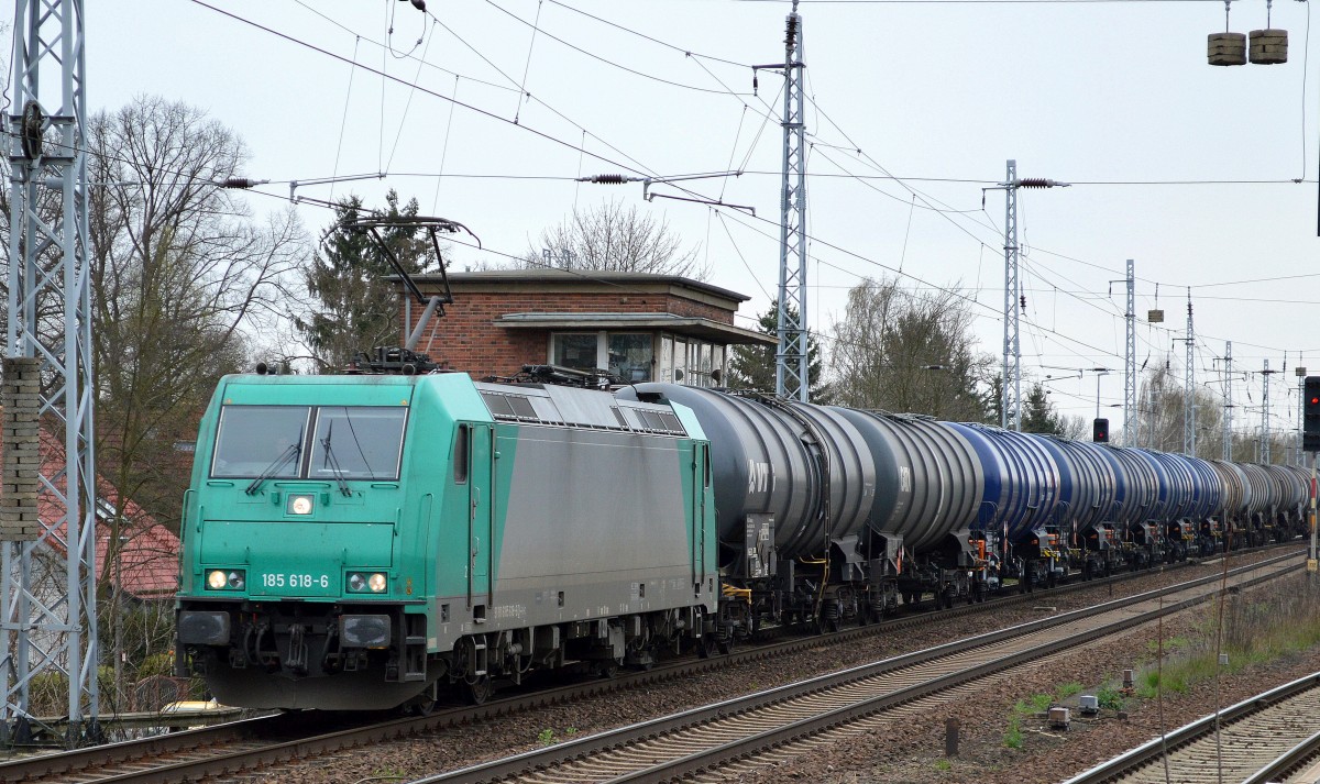 Mietlok für RHC 185 618-6 mit Kesselwagenzug Richtung Schwedt am 14.04.15 Berlin-Karow.