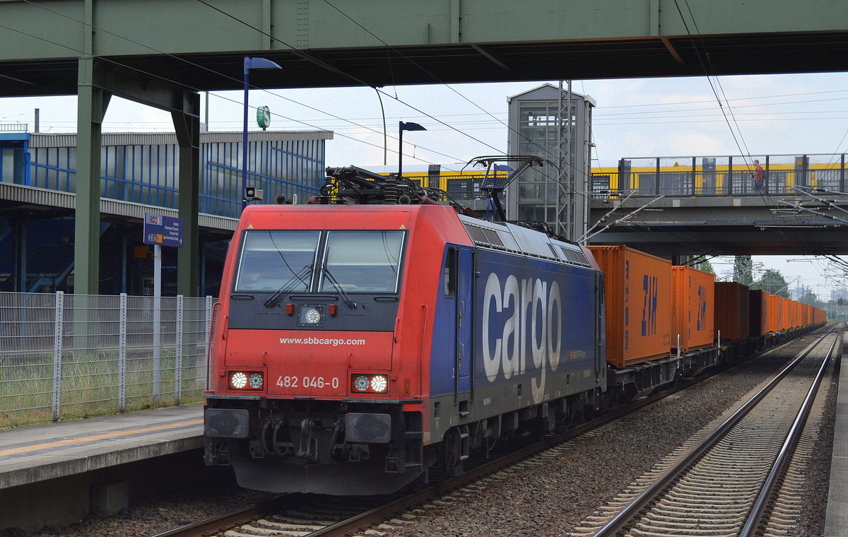 Mietlok Re 482 046-0 für HSL mit Containerzug am 25.07.16 Durchfahrt Bf. Berlin-Hohenschönhausen.