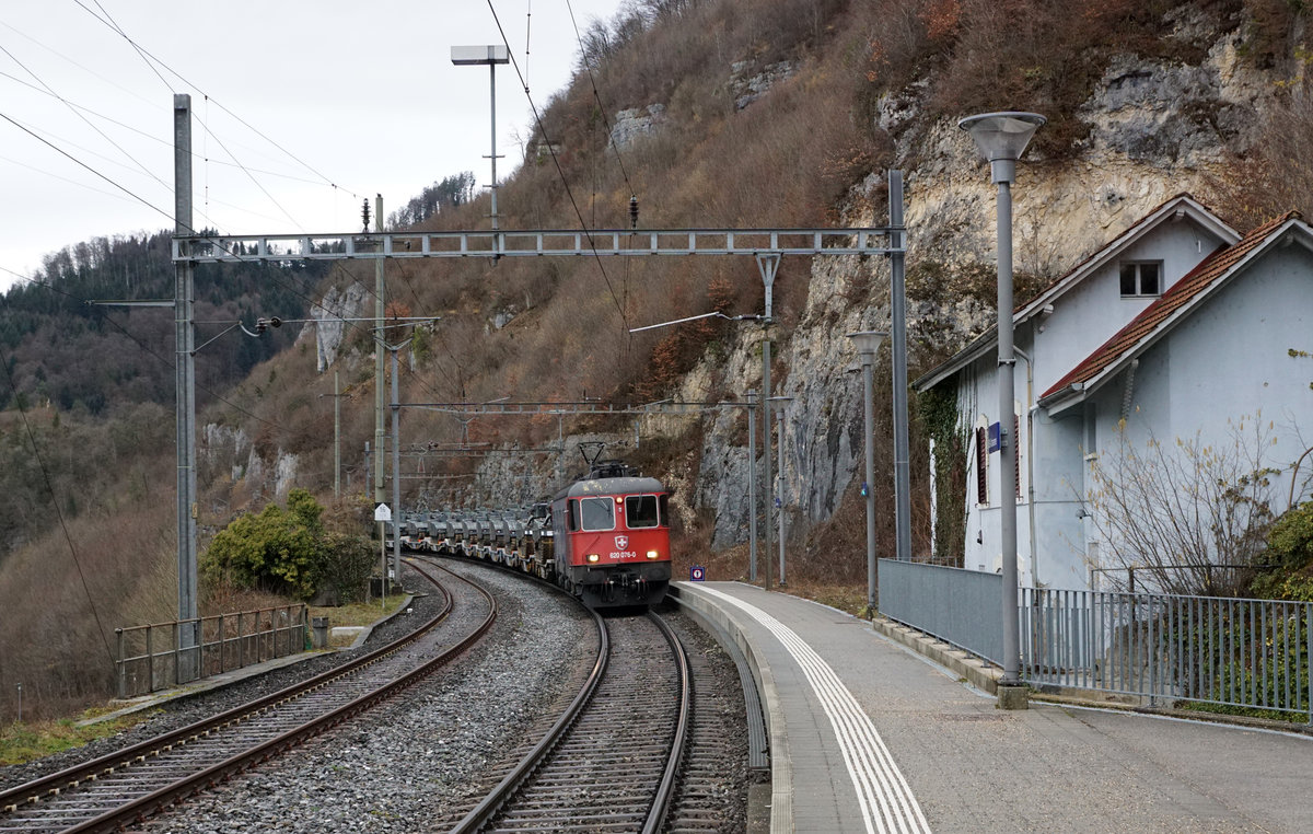 Militärtransport per Bahn.
Impressionen von St. Ursanne.
Re 620 076-0  ZURZACH  mit dem Panzerzug 69030 Courtemaîche - Rangierbahnhof Biel bei St. Ursanne am 4. März 2019. Transportiert wurden 2 Pz87 Leo WE sowie 8 Spz 2000.
Bildausschnitt Fotoshop.
Foto: Walter Ruetsch