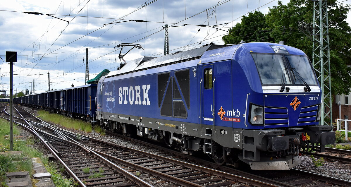 Mindener Kreisbahnen GmbH, Minden [D] mit der geleasten  northrail Vectron Dual Lok  248 073  [NVR-Nummer: 90 80 2248 073-9 D-NRAIL] und einem Ganzzug offenen VTG Hochbordwagen am 08.05.25 Höhe Bahnhof Magdeburg Neustadt.