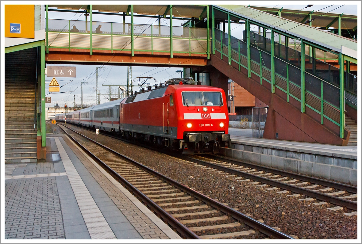 Mit 60 Minuten Versp�tung rauscht nun die 120 108-6 mit dem IC 2371 (Hamburg-Altona - Hannover Hbf - Frankfurt(Main) Hbf - Karlsruhe Hbf), am 23.12.2013, in den Bahnhof Gie�en.