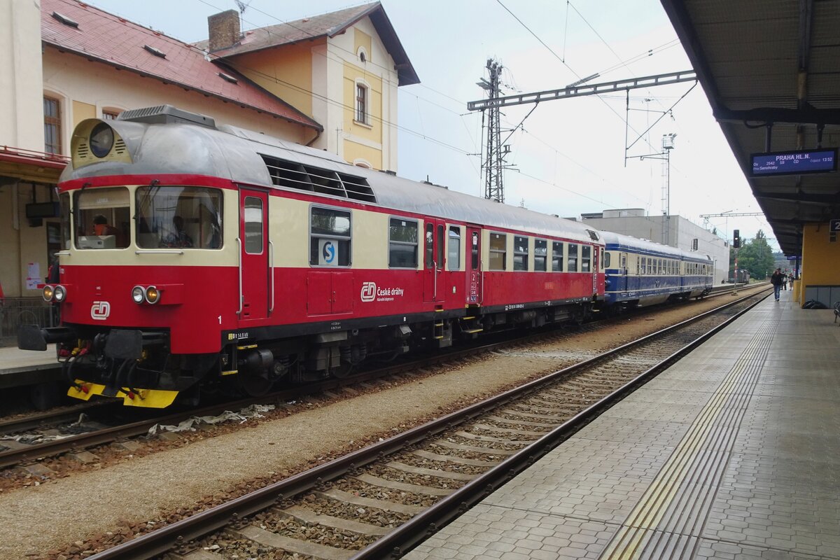 Mit der Blauer Blitz steht M296-1021 am 12 September 2022 in Benesiv u Prahy. 