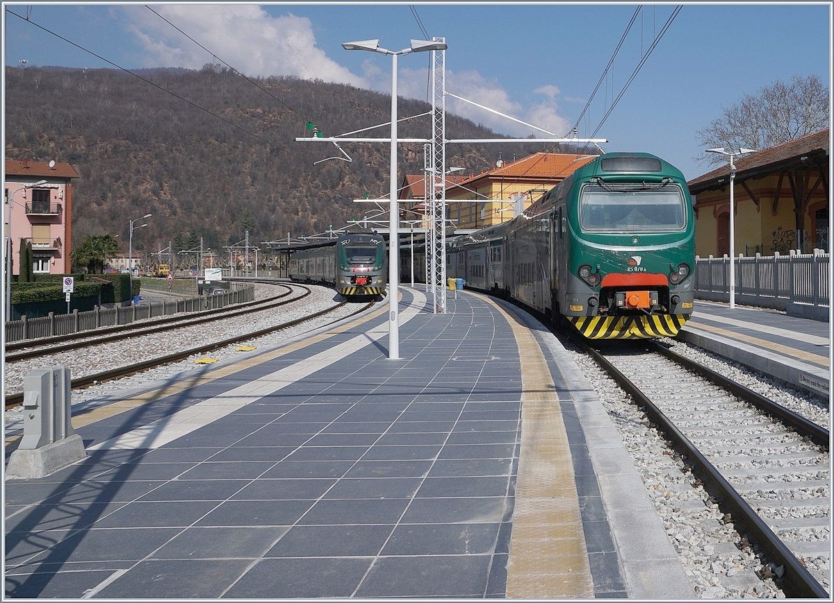 Mit dem Bau der Strecke Mendrisio - Stabio - Varese war auch die komplette Erneuerung der Stichstrecke von Arcisate nach Porte Ceresio verbunden. Das Bild zeigt den schmucken Endbahnhof des sehenswerten Ortes Porto Ceresio mit dem Trenord Ale 711 161 (UIC 94 83 4711 161-9 I-TN) auf Gleis 1 und dem im Hintergrund auf Gleis 2 abgestellten Trenord ETR 245 165 (UIC 94 83 4425 165-7 I-TN). 
21. März 2018