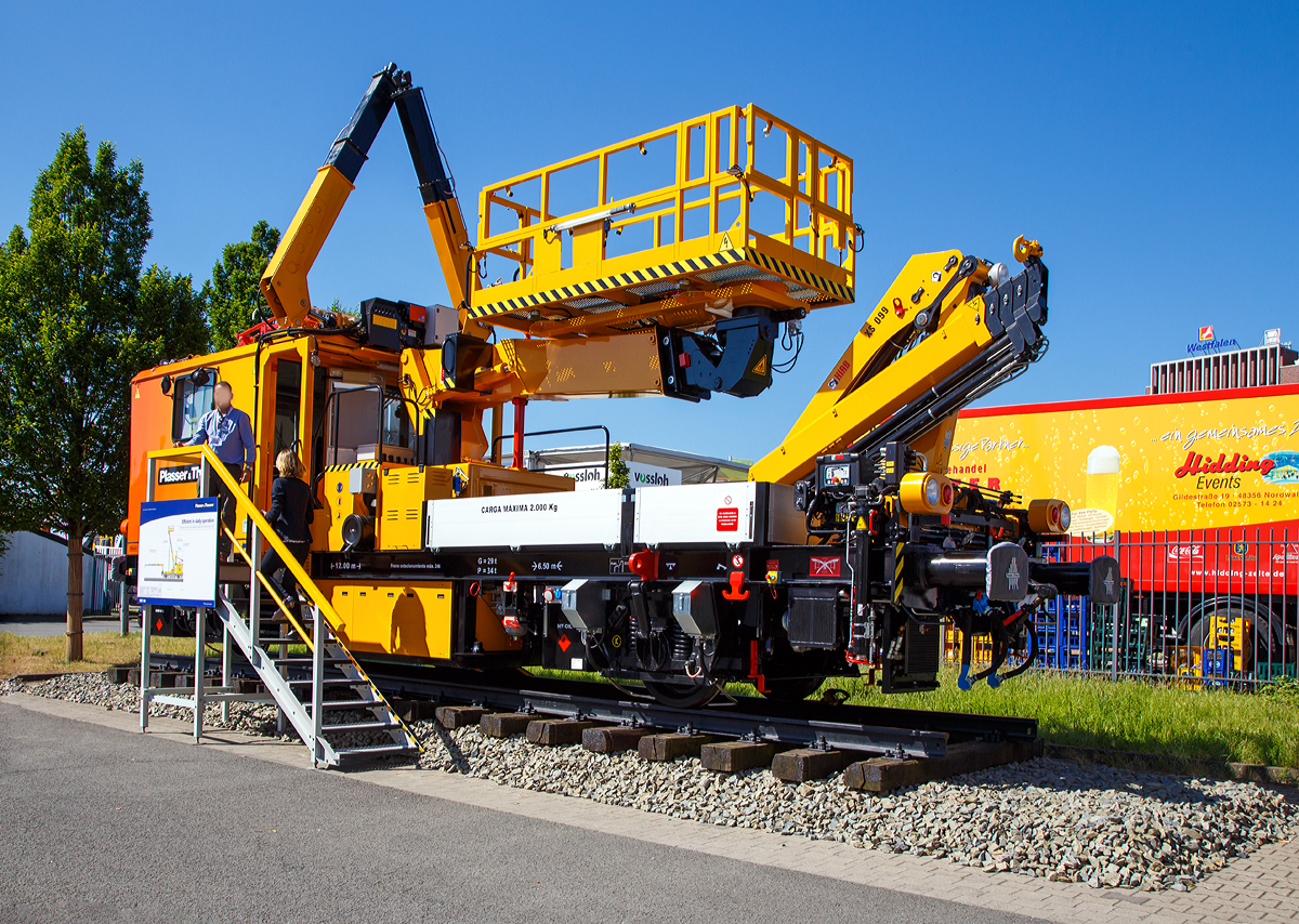 
Mit dem DIC-30 pr�sentiert Plasser Ib�rica auf der iaf 2017 Internationale Ausstellung Fahrwegtechnik in M�nster (01.06.2017) ein universelles Fahrzeug f�r die Instandhaltung von Oberleitungen.

Plasser Ib�rica stellte in den letzten 25 Jahren �ber 100 Oberbaumotorwagen (OBW) und Motorturmwagen (MTW) in unterschiedlichen Gr��en und Ausstattungsvarianten her. Besondere Erfolge feierte man mit der DIC-Familie (DIC steht f�r Dresina de Inspecci�n de Catenaria, also Oberleitungsinspektionsfahrzeug). Diese umfasst verschiedene Modelle mit Ausstattungs- und Leistungsalternativen und ist aufgrund der flexiblen Auslegung sowohl f�r U-Bahnen als auch f�r andere Strecken geeignet. Jetzt erg�nzt der DIC-30 diese Serie, der sowohl als OBW als auch als MTW ausgef�hrt werden kann.

Beide Versionen des DIC-30 verf�gen �ber eine ger�umige Mannschaftskabine und eine moderne Steuerung, die dazu beitr�gt, die EN-Standards sicher einzuhalten. Alle Schl�sselbauteile wie Rads�tze, Bremsen, Hydraulik- und Pneumatikkomponenten entsprechen den Qualit�tsstandards der Maschinen von Plasser & Theurer.

Hier wurde er in der MTW-Version pr�sentiert, gebaut 2017 von der Plasser & Theurer Ib�rica, S.A.U. in Yuncler  bei Toledo, Spanien, unter der Fabriknummer 89. Die MTW-Version des DIC-30 ist mit je einem Fahrdraht- und Tragseildr�cker und einem Kran ausger�stet. Dazu steht bei dieser Version eine Hebeb�hne mit klappbarem Gel�nder und einer Reichweite von bis zu 12 m zur Verf�gung.  Zudem hat das Fahrzeug einen Mess-Pantographen zur Fahrdrahtmessung.

Die OBW-Version hat keine Hebeb�hne, daf�r einen starken Arbeitskran und eine gr��ere Ladefl�che.

TECHNISCHE DATEN des DIC-30 als MTW :
Achsfolge: B´
L�nge �ber Puffer: 12.000 mm
Achsabstand: 6.500 mm
Treibraddurchmesser: 850 mm
Eigengewicht: 30 t
Max. Zuladung: 2.000 kg
Max. Achslast: 17 t
Leistung (am Rad): 250 kW
H�chstgeschwindigkeit: 90 km/h
