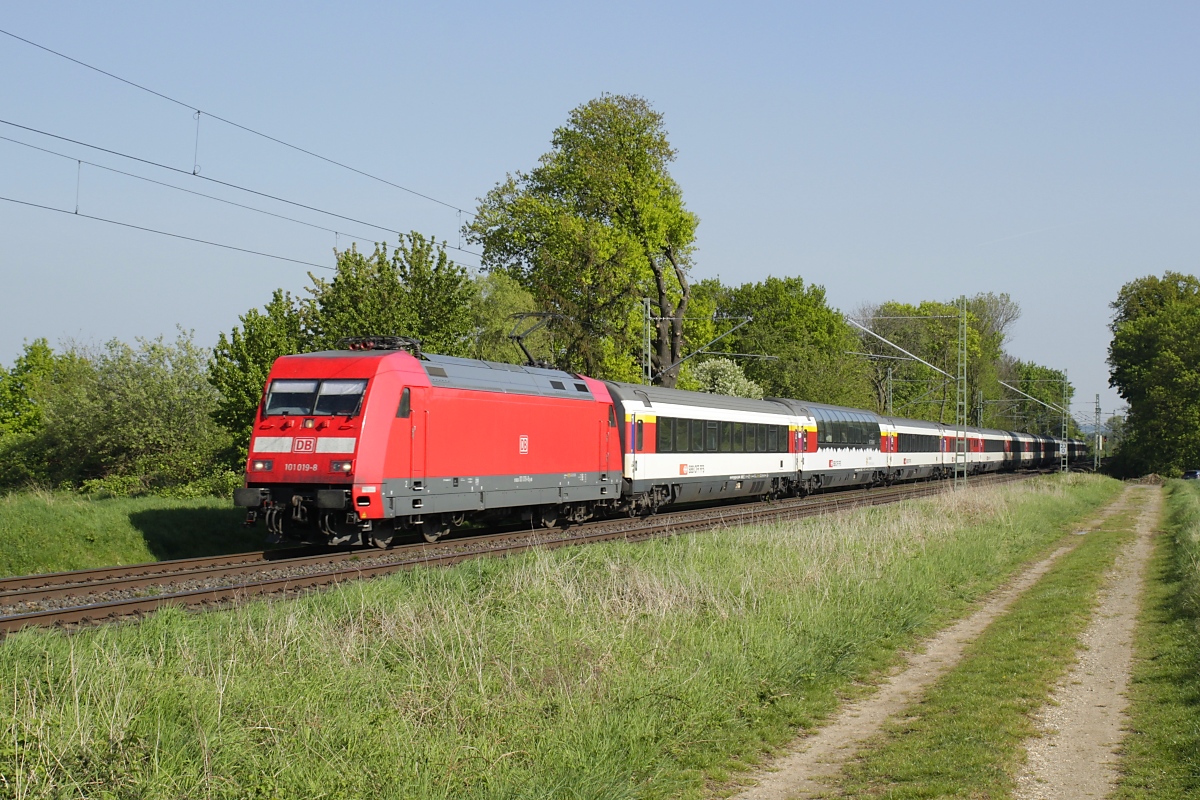 Mit dem EC 8 von Zürich nach Hamburg durchfährt 101 019-8 am 28.04.2022 Bornheim bei Bonn, an zweiter Stelle ein Panoramawagen