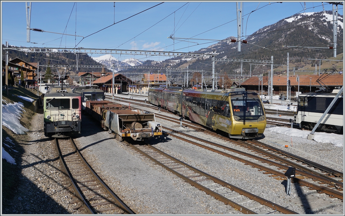 Mit dem Fahrplanwechsel Mitte Dezember 2020 endete der Plandienst der MOB GDe 4/4 Serie 6000. Die von den Kilometer her stärker beanspruchten MOB GDe 4/4 6001 - 6004 werden ausrangiert, während die beiden ex GFM TPF und heutige MOB GDe 4/4 6005 und 6005 noch für Dienstzüge vorgehalten werden. 

Nach der Umstellung wurden einige GDe 4/4 noch im Reservedienst auf der Strecke Zweisimmen Lenk eingesetzt: Im  Sandwich  beförderten die Loks drei Panorama-Wagen und somit wohl den komfortabelsten Regionalzug auf dieser Strecke. 

Das Bild entstand in Zweisimmen mit der GDe 4/4 6006 in der Abstellgruppe, während rechts im Bild ein  Lenkerpendel das Bild ziert (Rangier- oder Zugfahrt?). 

17. Feb. 2021
