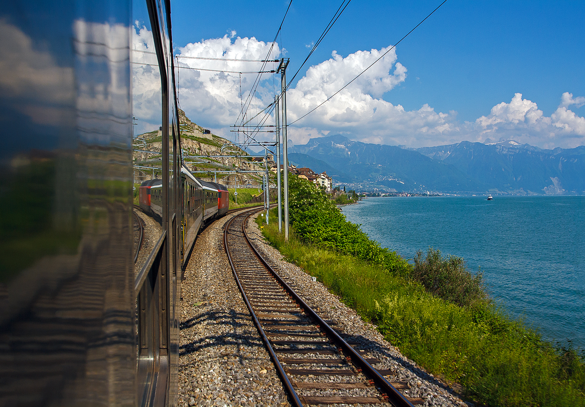 
Mit dem IR, gezogen von einer Re 460, geht von Lausanne wieder zurück nach Vevey, hier am 26.05.2012 bei St Saphorin. 

NEUBEARBEITUNG