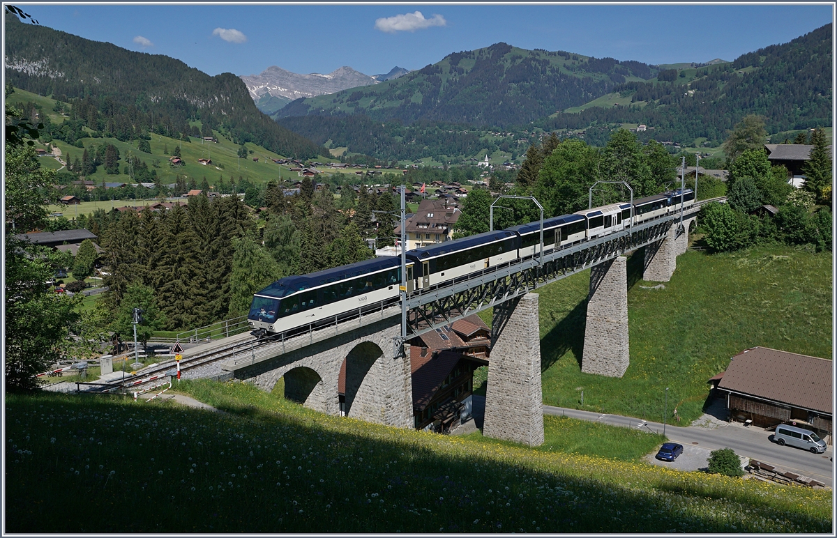 Mit dem Steuerwagen Ast 117 an der Spitze fährt der MOB PE 2115 auf der Fahrt nach Montreux über den Grubenbach Viadukt bei Gstaad. 

2. Juni 2020