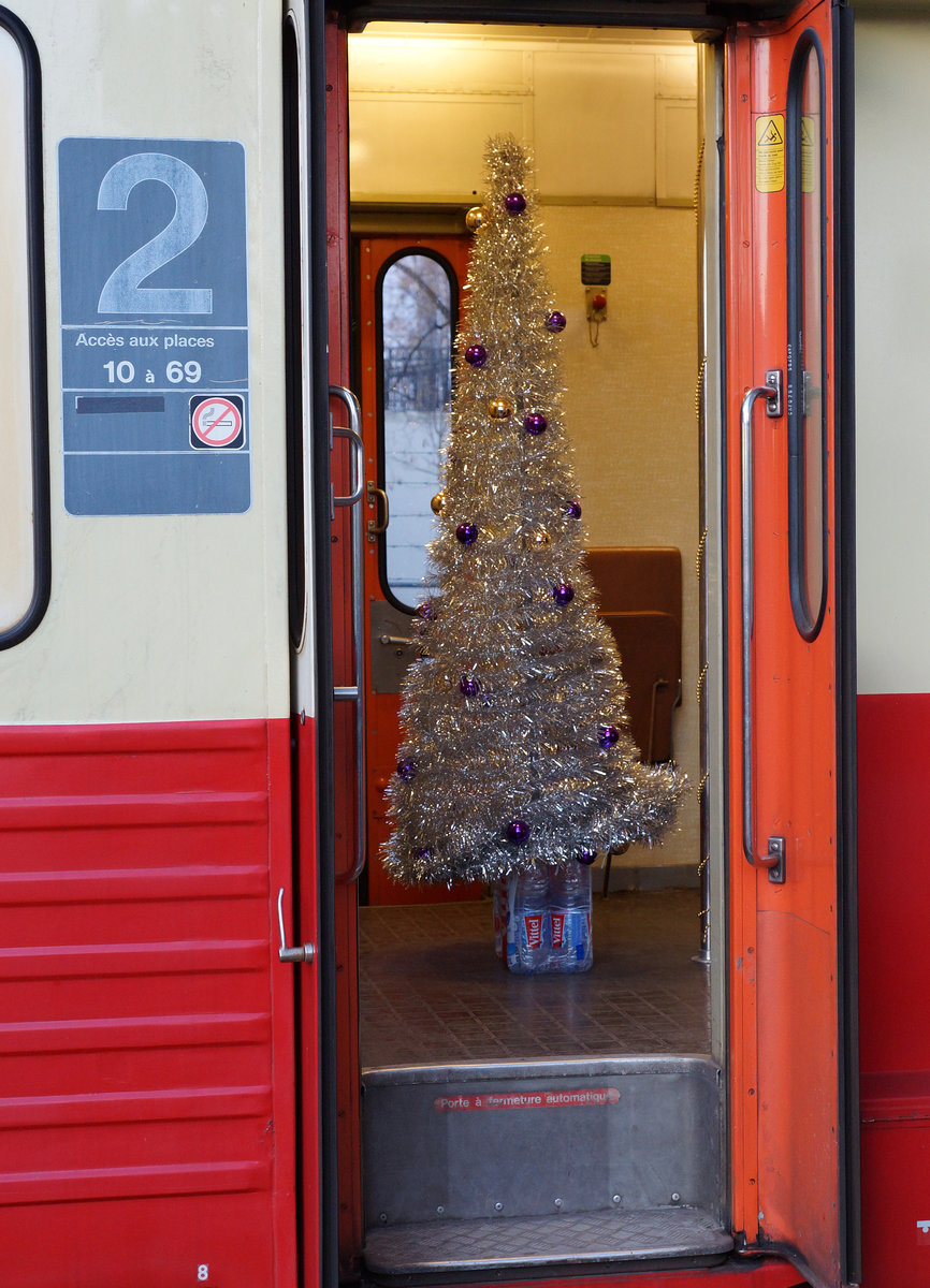 Mit ehemaligen Triebzügen der SNCF an den Weihnachtsmarkt Basel am 17. Dezember 2016.
Train Thur Doller Alsase mit XRABx 8508 + XBD 4395 im SNCF Bahnhof Basel, kurz vor der gemeinsamen Rückfahrt. Zu einem richtigen Weihnachtszug gehört natürlich auch ein Weihnachtsbaum.
Foto: Walter Ruetsch