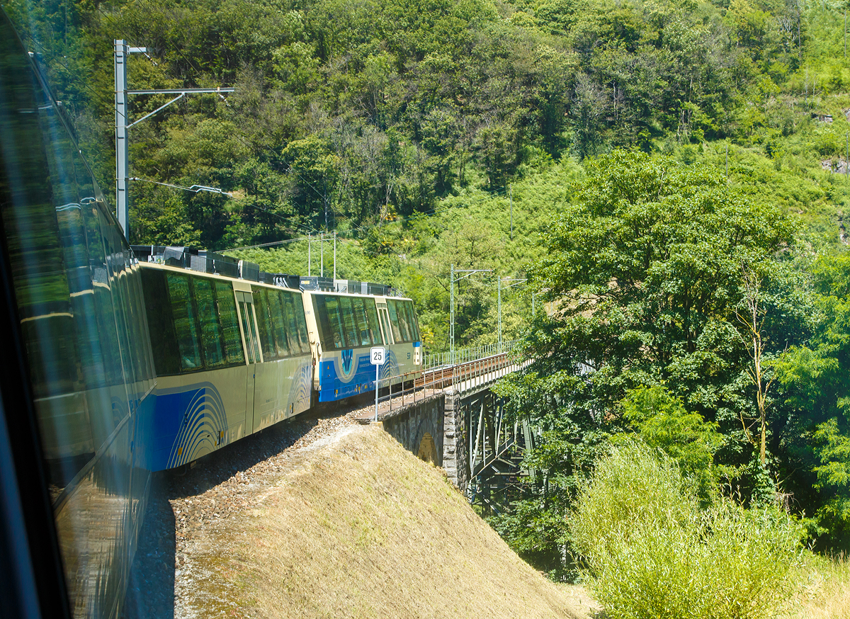 
Mit einem Panoramatriebzug der SSIF (Società subalpina di imprese ferroviarie) ging es am 22.06.2016 von Domodossola durchs Vigezzotal (Valle Vigezzo) und Centovalli nach Locarno, hier geht es gerade auf die 132 Meter lange Isorno Brücke bei Intragna. 

Mit unserem Gepäck hatten wir dann diesen durchgängig fahrenden Panoramatriebzug genommen. Bei den Regionalzüge muss man 2-mal Umsteigen, diese sind aber viel bequemer und die Fenster lassen sich zudem öffnen, was uns Fotografen sehr zu gute kommt. 