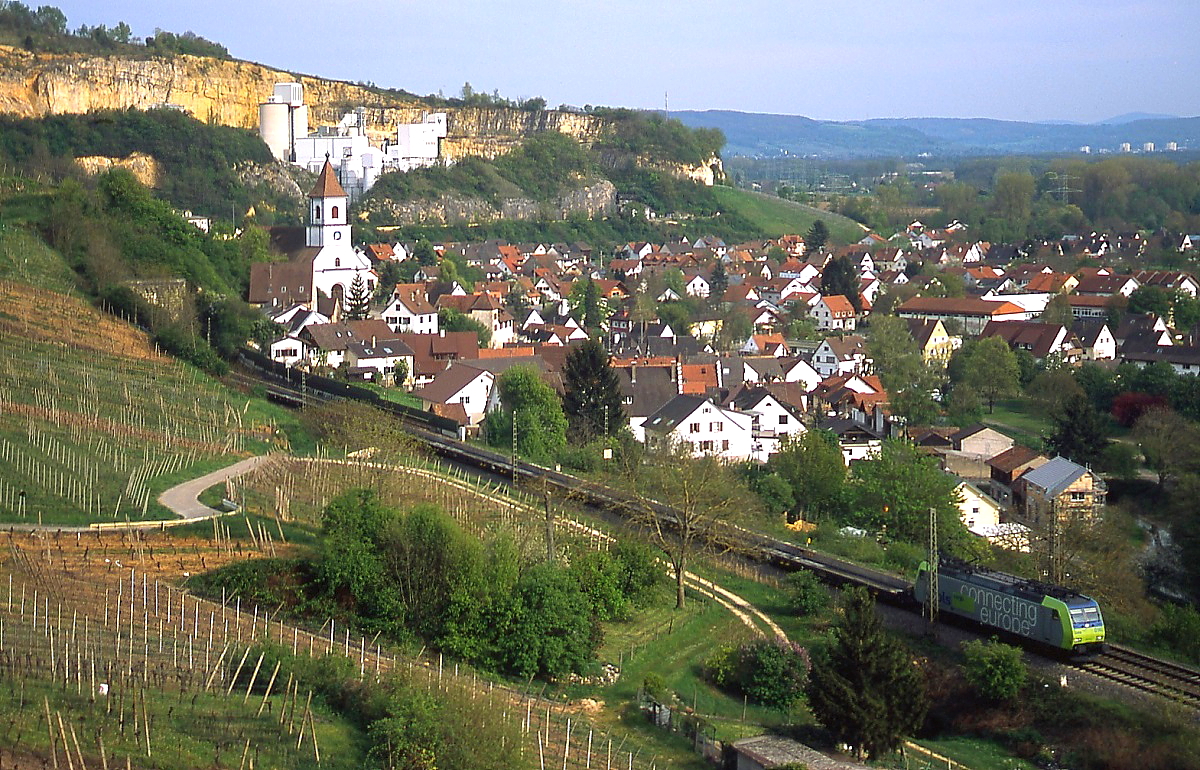 Mit einem ziemlich leeren Shuttle f�hrt eine 485 der BLS Cargo im April 2012 durch Istein (April 2012)