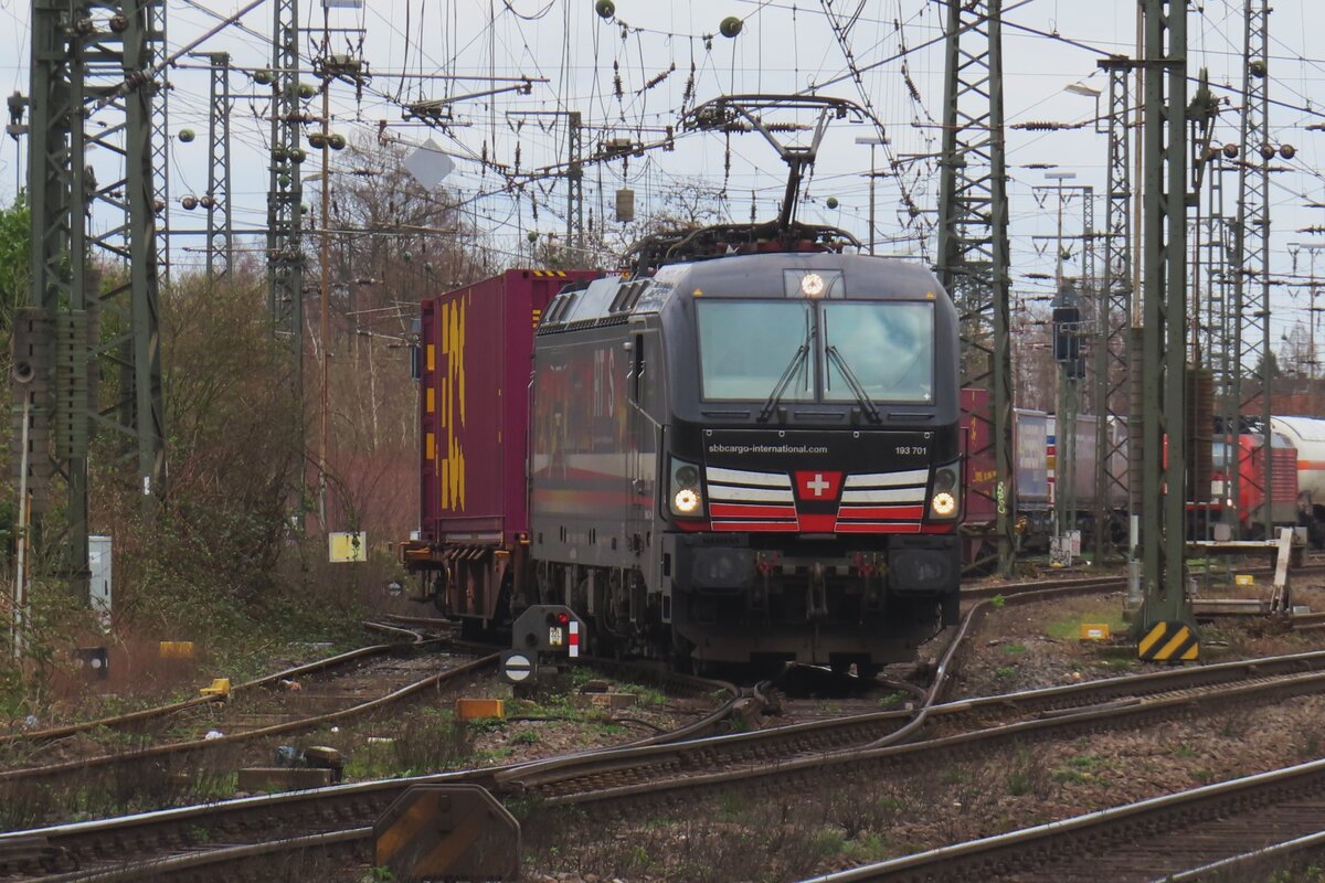 Mit etwas Zoom wurde SBBCI 193 701 samt Hannibal-KLV beim Ausfahrt in Emmerich am 16 M�rz 2024 fotografiert.