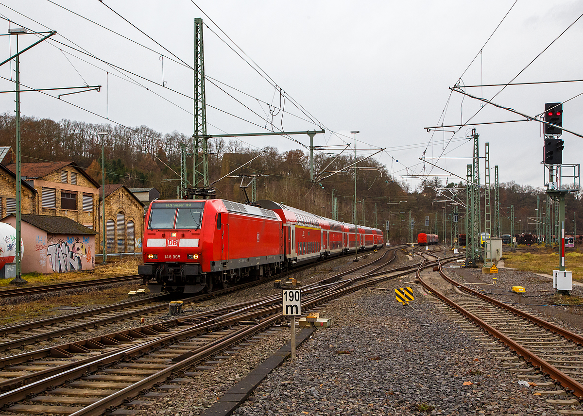 Mit fast 30 Minuten Verspätung erreicht die 146 005-4 (91 80 6146 005-4 D-DB) der DB Regio NRW, mit dem RE 9 (rsx - Rhein-Sieg-Express) Aachen - Köln - Siegen, am 08.12.2021 den Bahnhof Betzdorf (Sieg).

Die TRAXX P160 AC1 wurde 2001 von ABB Daimler-Benz Transportation GmbH in Kassel unter der Fabriknummer 33812 gebaut.  