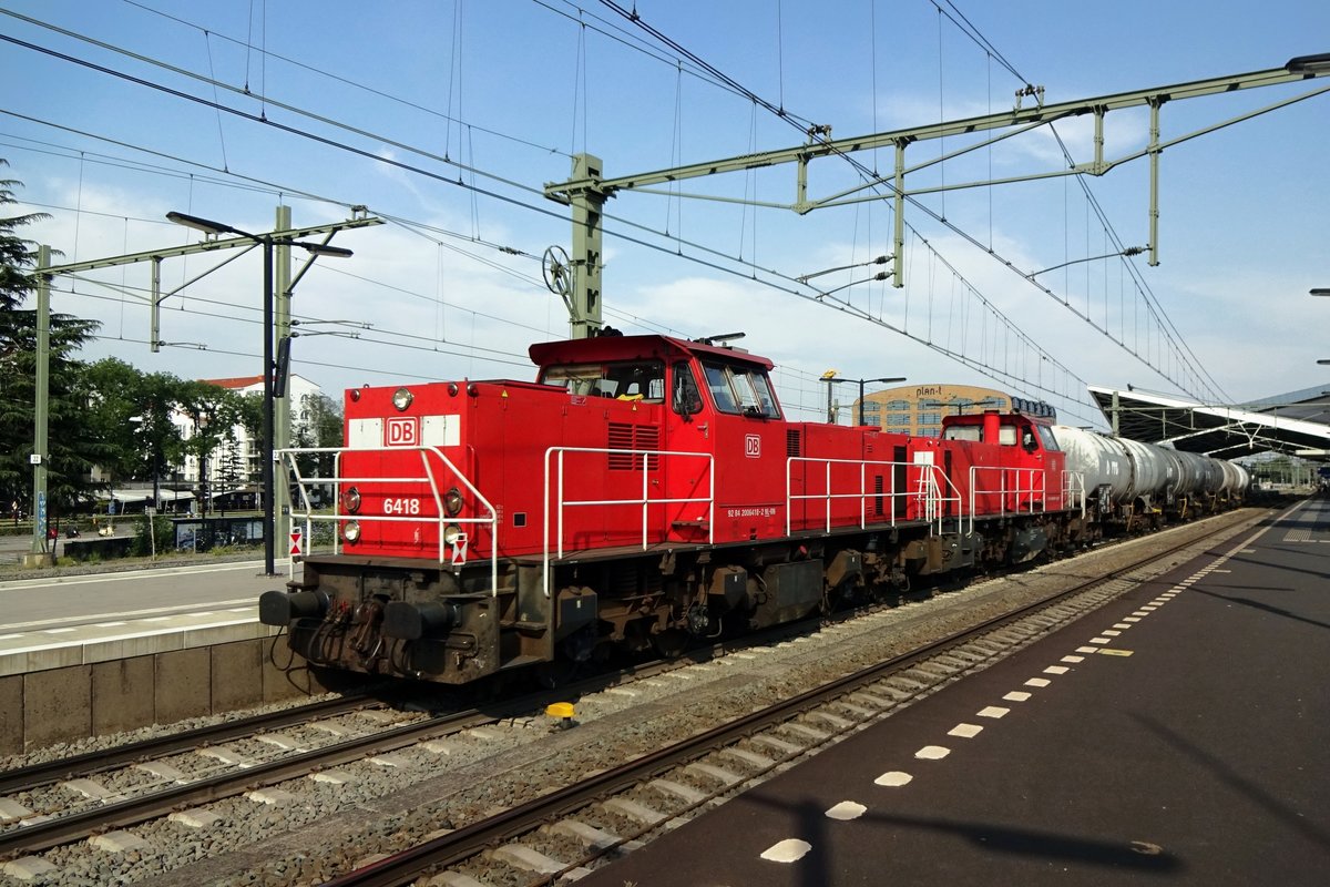 Mit f�nf Kesselwagen mit Methanol steht 6418 am 10 Augustus 2020 in Tilburg.