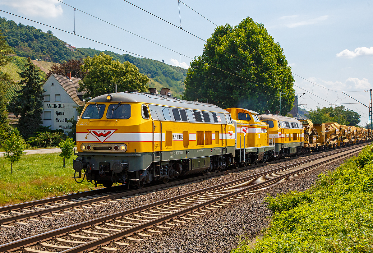 
Mit geballter Dieselpower durchs Rheintal....
Die 216 032-3 (Wiebe Lok 6), 211 015-3 (Wiebe Lok 8) und die 216 012-5 (Wiebe Lok 11) der BLP Wiebe Logistik GmbH ziehen am 14.07.2018 einen langen Gleisbauzug, bestehend aus etlichen Materialförder- und Siloeinheiten sowie der Recycling-Planumsverbesserungsmaschine RPMW 2002-2, durch Leutesdorf,  auf der KBS 465 (Rechte Rheinstrecke) in Richtung Norden.

Lebensläufe der Loks:
Die Wiebe Lok 6 bzw. 216 032-3 (92 80 1216 032-3 D-BLP) eine V 160 wurde 1965 von Krupp in Essen unter der Fabriknummer 4665 gebaut und als V 160 032 an die Deutsche Bundesbahn geliefert, 1968 erfolgte die Umzeichnung in DB 216 032-3 über die Layritz GmbH ging sie 1989 an die Cooperativa Lavori Ferroviaria s.p.a. eine Gleisbaufirma in Italien wo sie als CLF T7189 fuhr, bis sie 1999 von Wiebe gekauft und wieder in die alte Heimat geholt wurde.

Die Die Wiebe Lok 8 bzw. 211 015-3 (92 80 1211 015-3 D-BLP) eine V 100.10 wurde 1961 von MaK in Kiel unter der Fabriknummer 1000033 gebaut und als V 100 10150 an die Deutsche Bundesbahn geliefert, 1968 erfolgte die Umzeichnung in DB 211 015-3, nach der Ausmusterung 1999 wurde sie 2001 an die H.F. Wiebe GmbH & Co. KG verkauft .
 
Die Wiebe Lok 11 bzw. 216 012-5 (92 80 1216 012-5 D-BLP) eine V 160 wurde 1966 von Krupp in Essen unter der Fabriknummer 4831gebaut und als V 160 068 an die Deutsche Bundesbahn geliefert, 1968 erfolgte die Umzeichnung in DB 216 068-7 nach der Ausmusterung 1997 wurde 1999 an die Westfälische Almetalbahn GmbH (WAB  97) verkauft, 2003 wurde die V 160 von der H.F. Wiebe GmbH & Co. KG gekauft, nun erfolgte auch die Umzeichnung in 216 012-5 . Warum sie nun eine neue Nummer bekommen hat ist mir nicht bekannt, die ehemalige V 160 012 (216 012-5) wurde jedoch 1998 zerlegt (verschrottet).
