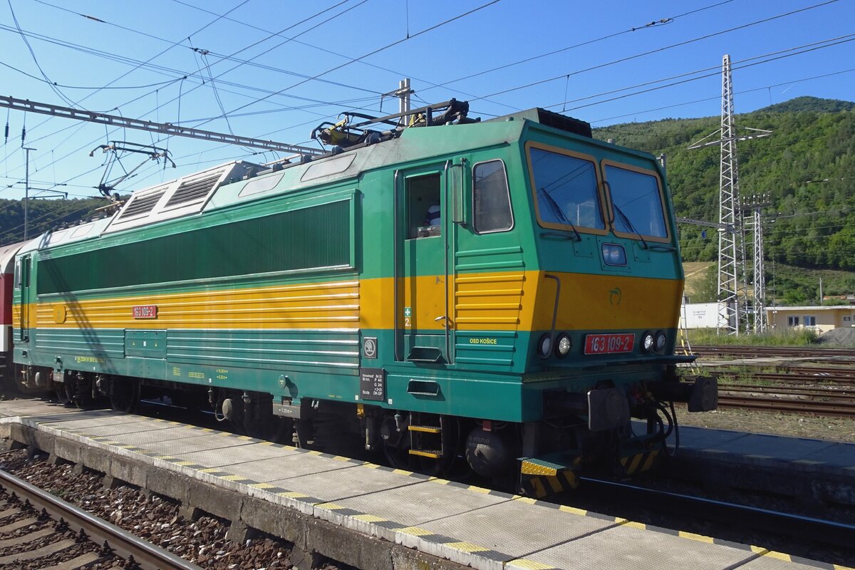 Mit neue retro-Lackierung steht 163 109 am 22 Juni 2022 in Margecany.
