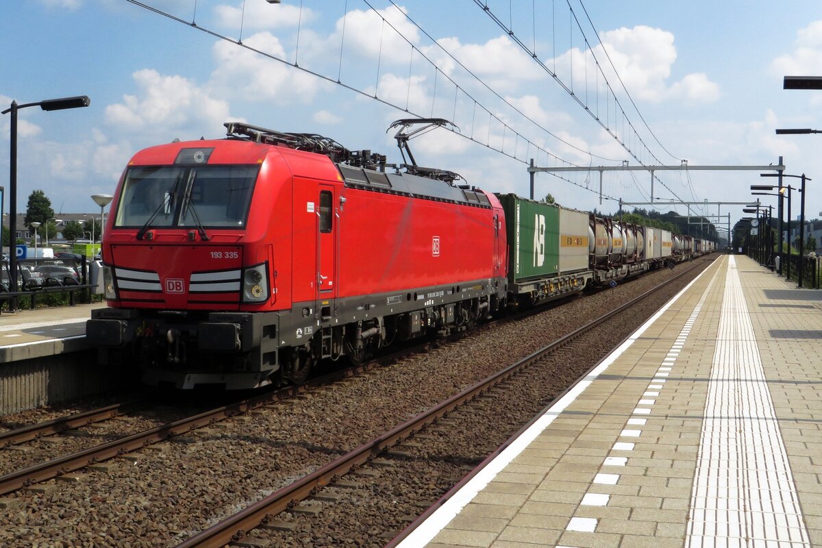Mit der Rühland-KLV durchfahrt am 23 Juli 2021 DBC 193 335 Tilburg-Reeshof. 