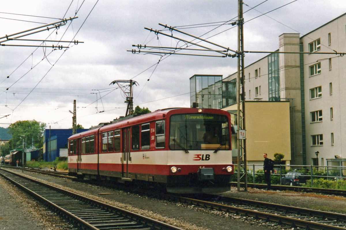 Mit der S-1 nach Lambrechtshausen verl�sst SLB-44 Salzburg-Itzling am 30 Mai 2004.