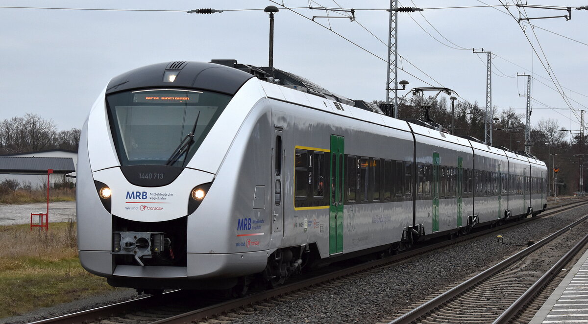 Mitteldeutsche Regiobahn für den Verkehrsverbund Mittelsachsen GmbH mit dem Coradia Continental 2   1440 713  (NVR:  94 80 1440 713-4 D-BOBy..... ) mit der RB 45 am 27.11.25 Einfahrt Bahnhof Elsterwerda.