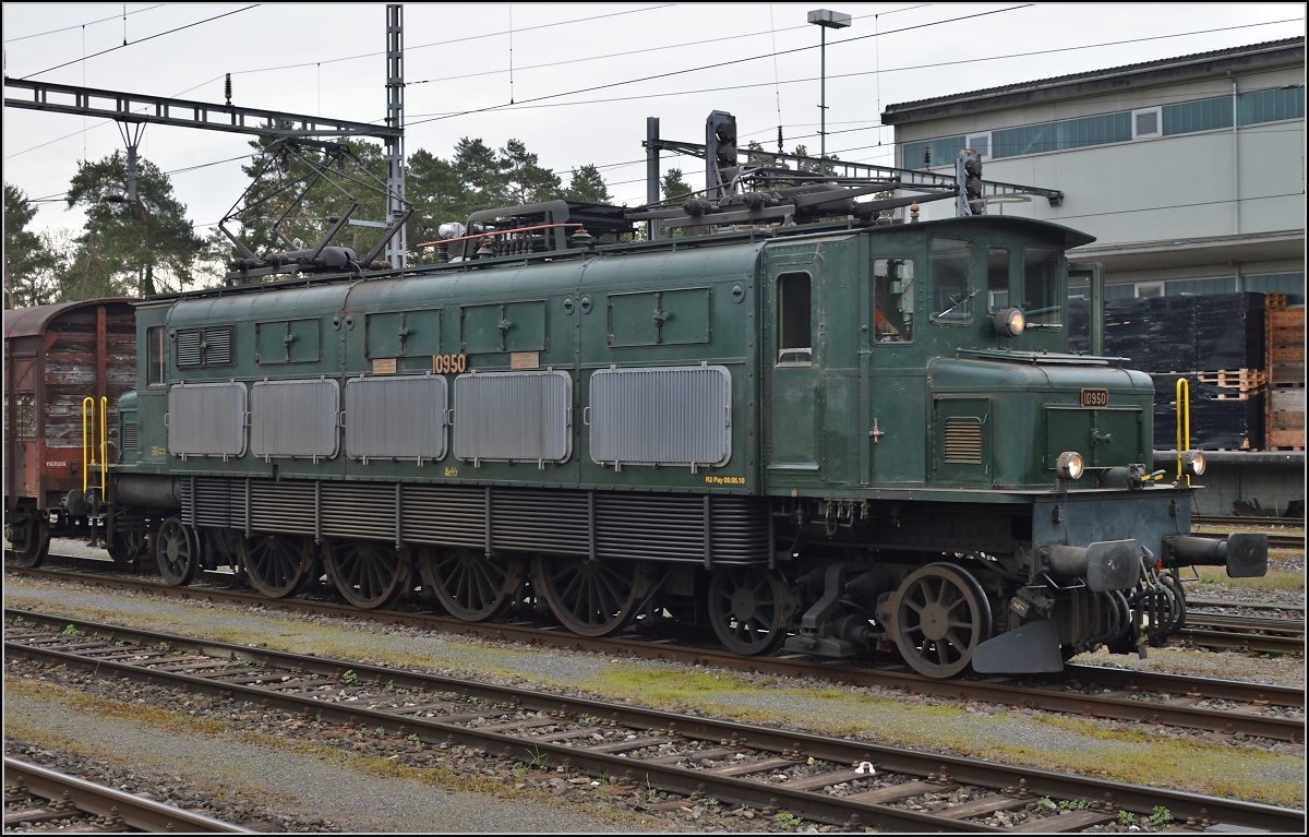 Mittlerweile 83 Jahre hat die betagte Dame auf dem Rahmen. Ae 4/7 10950 der Swisstrain. Sulgen, April 2014.