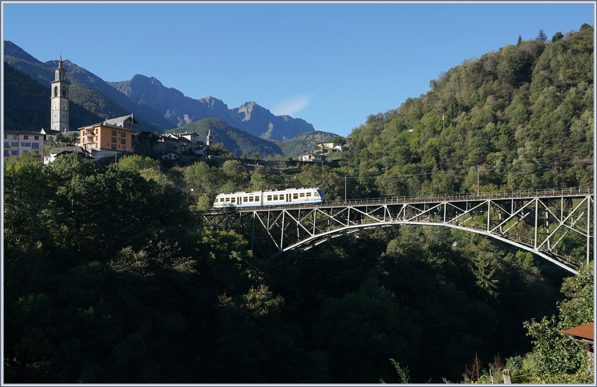 Mittlerweile ein Klassiker: die Osorno-Br�cke bei Intragna. Ein FART ABe 4/6 auf dem Weg  nach Camedo bef�hrt gerade die Br�cke. 

2. Okt. 2018