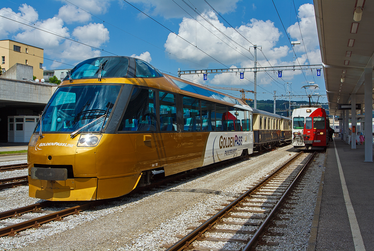 MOB 1.Klasse Panorama-Steuerwagen Ast 151 (ex Arst 151) steht am 28.05.2012 mit einem MOB Panoramic Express im Bahnhof Bulle (Kanton Freiburg).

Die MOB beschaffte 1993 zwei Panoramawagen als Steuerwagen Arst 151–152 mit erh�htem F�hrerstand und 8 Aussichtspl�tzen hinter der Frontscheibe, diese Passagiere k�nnen so den Blick nach vorne auf die Strecke (bei entspr. Fahrtrichtung) genie�en. Die beiden Wagen Ast 151 und 152 und die beiden As 153 und 154, wurden mit einer GDe 4/4 in der Mitte, als reiner 1. Klasse-Zug Crystal Panoramic anstelle des Superpanoramic am Wochenende und im Sommer t�glich eingesetzt.

Der �brige Passagierraum war urspr�nglich ist als Barwagen mit L�ngssitzb�nken ausgestattet. Auf Tische wurde verzichtet und die Sitze am Wagenende in Reihenbestuhlung angeordnet.

TECHNISCHE DATEN eines BDe 4/4:
Hersteller: Breda, Baujahr 1993
Spurweite: 1.000 mm (Meterspur)
Achsanzahl: 4 (in 2 Drehgestellen)
L�nge �ber Puffer: 18.700 mm
Wagenkastenl�nge: 18.060 mm
Drehzapfenabstand: 12.830 mm
Achsabstand im Drehgestell: 1.800 mm
Drehgestell Typ: SIG-90
Laufraddurchmesser: 750 mm (neu)
Eigengewicht: 20,7 t
H�chstgeschwindigkeit: 120 km/h
Sitzpl�tze: 28 (in der 1. Klasse) und 8 (VIP)
WC: 1
